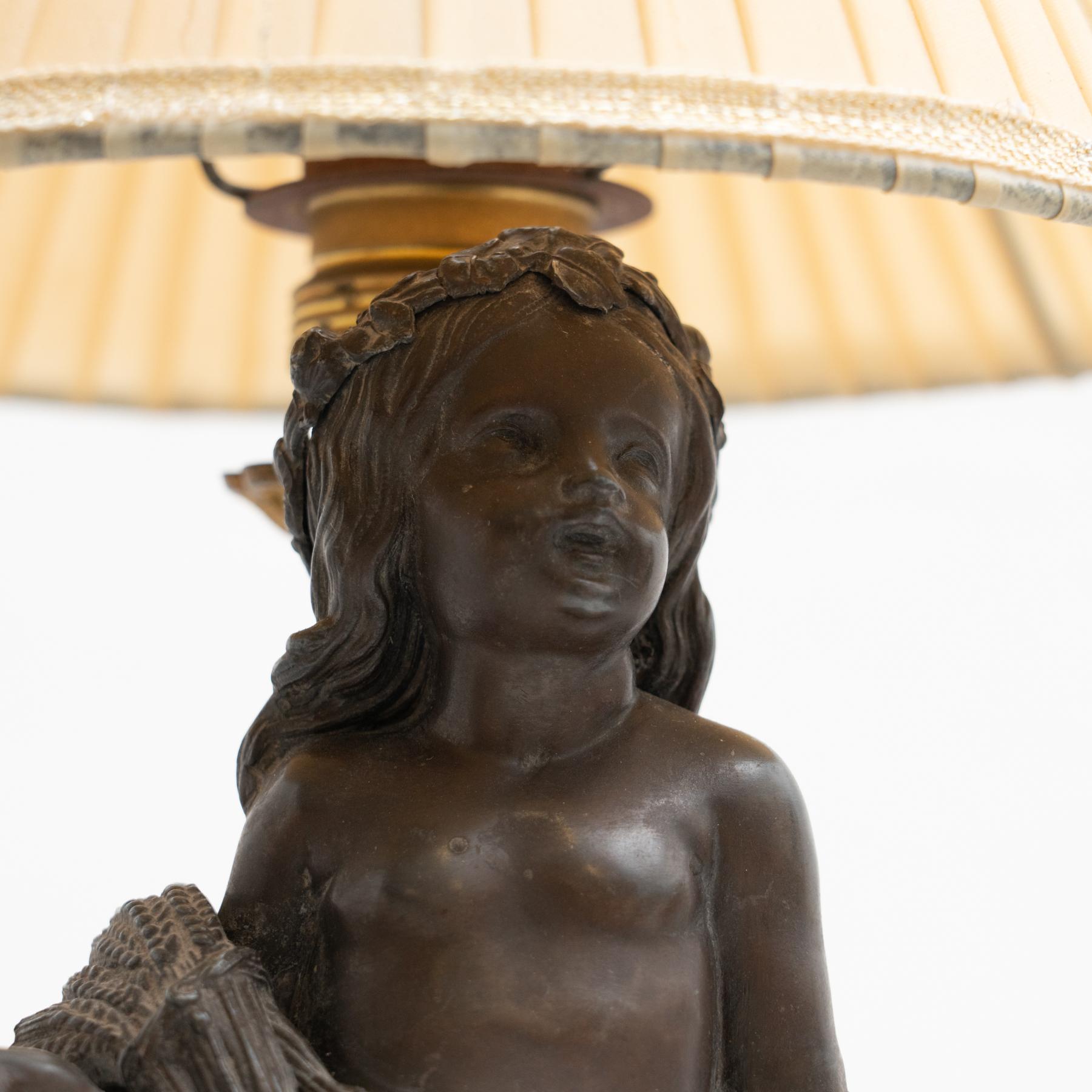 Bois Lampe de table en bois et bronze du début du XXe siècle en vente
