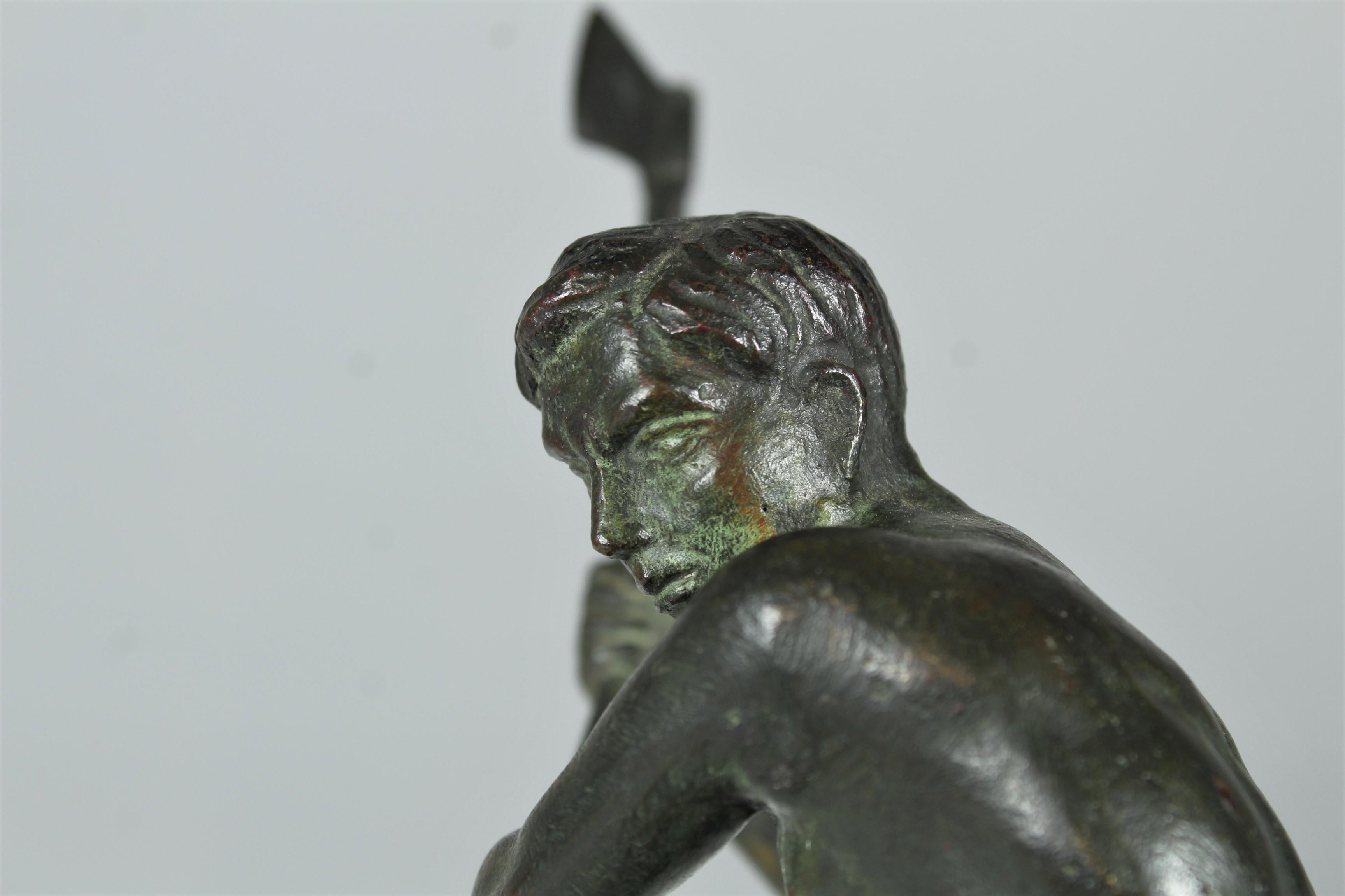 La sculpture en bronze représente un bûcheron au travail, qui sort sa hache pour donner un coup. Le bronze présente de très beaux détails et une patine d'origine.  La sculpture est en bronze massif et est très lourde. 
Signé par l'artiste sur le