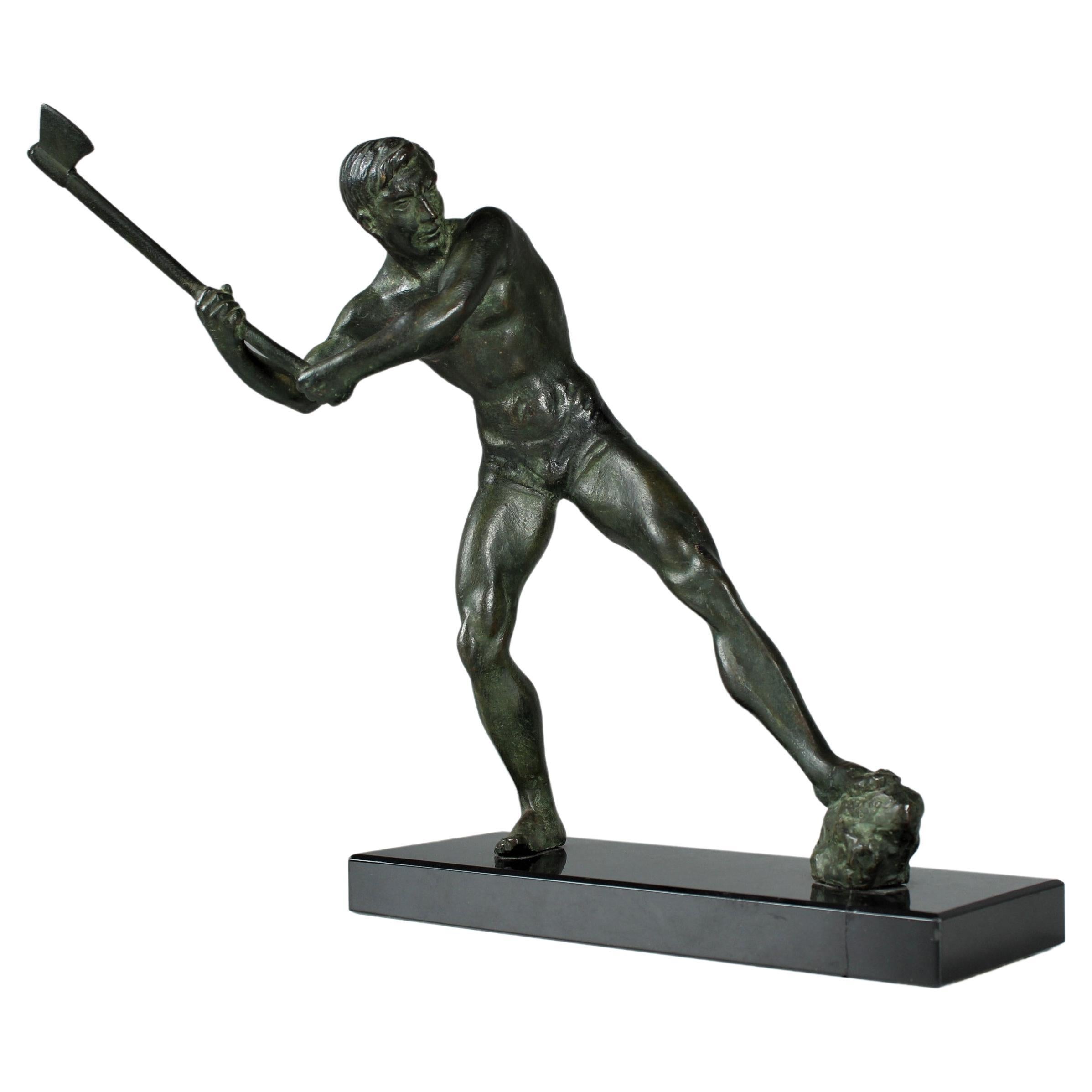 Bronze-, antike Bronzeskulptur eines Holzhandwerkers mit Axe aus dem frühen 20. Jahrhundert, signiert
