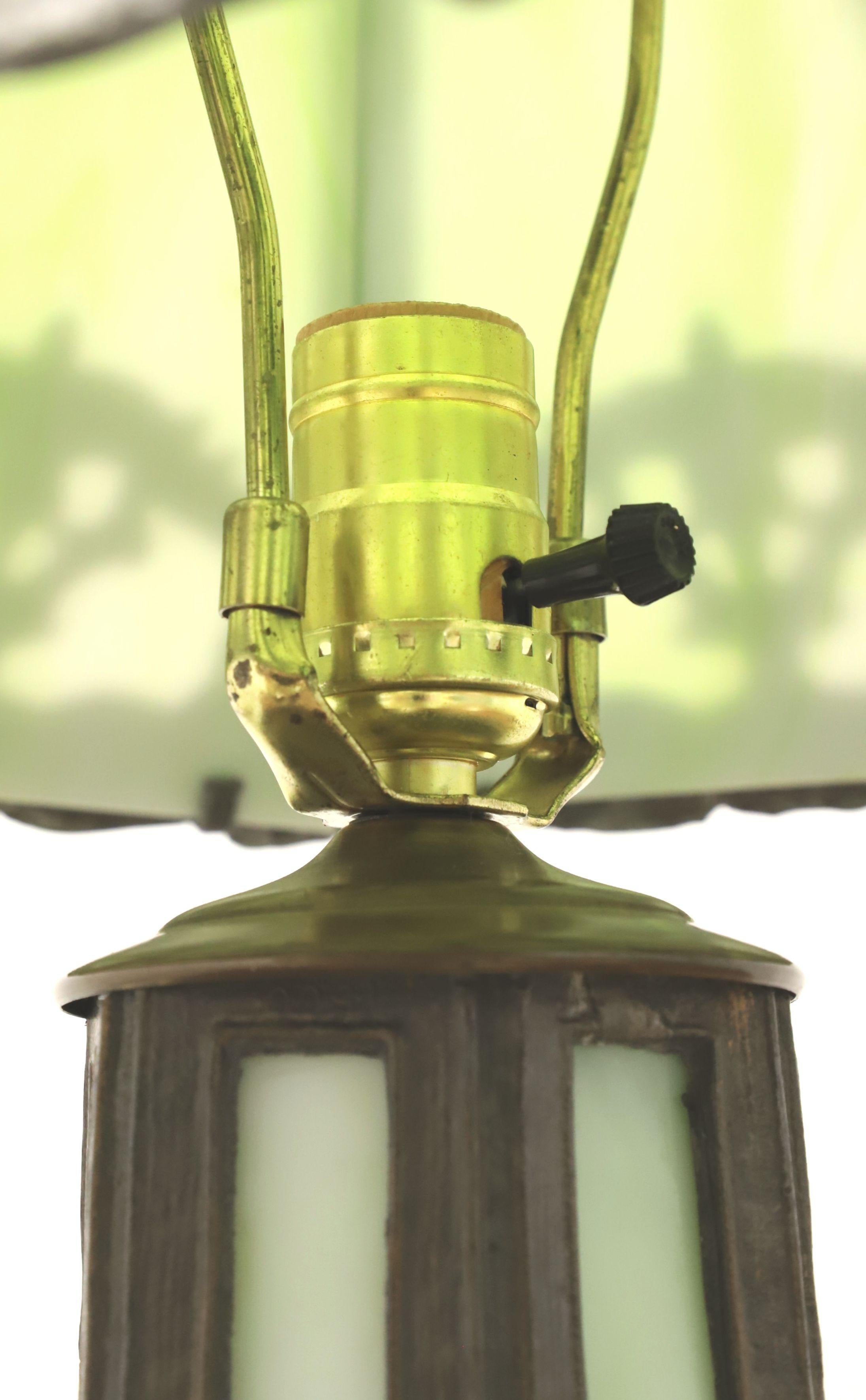 Frühes 20. Jahrhundert Bronze Art Deco Grünes Schlackenglas Tischlampe 3