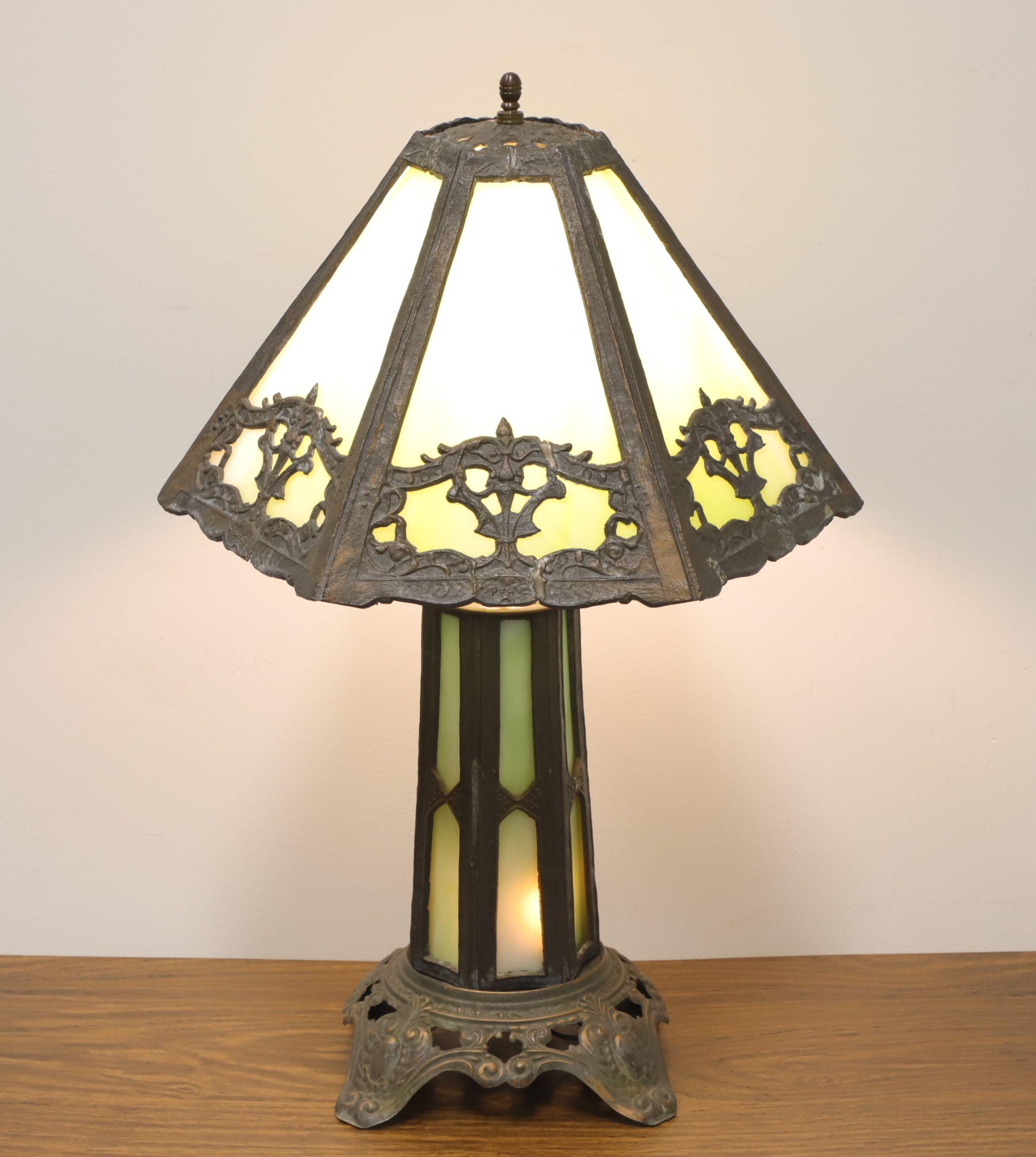 Frühes 20. Jahrhundert Bronze Art Deco Grünes Schlackenglas Tischlampe 9