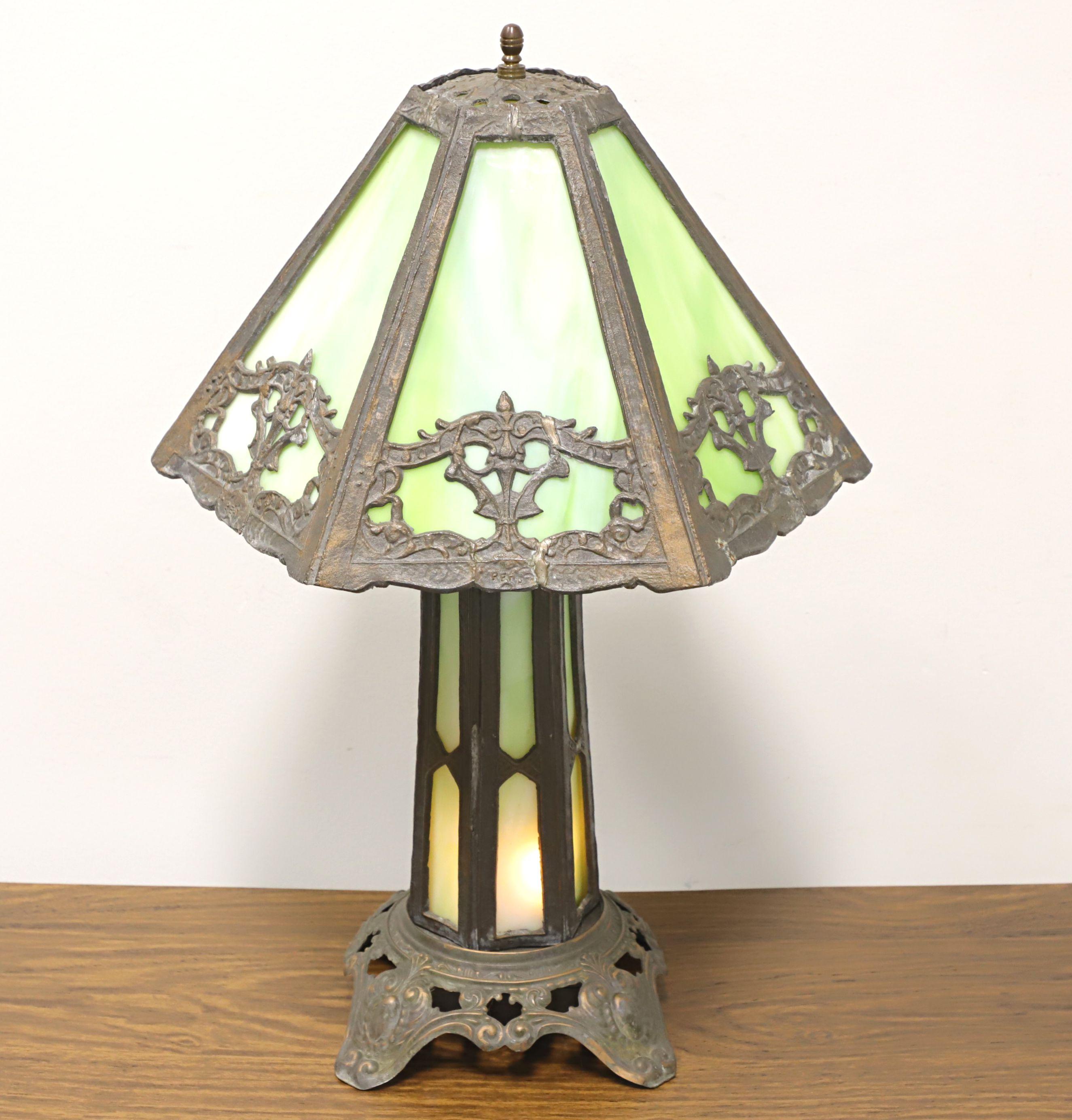 Frühes 20. Jahrhundert Bronze Art Deco Grünes Schlackenglas Tischlampe (Art déco)