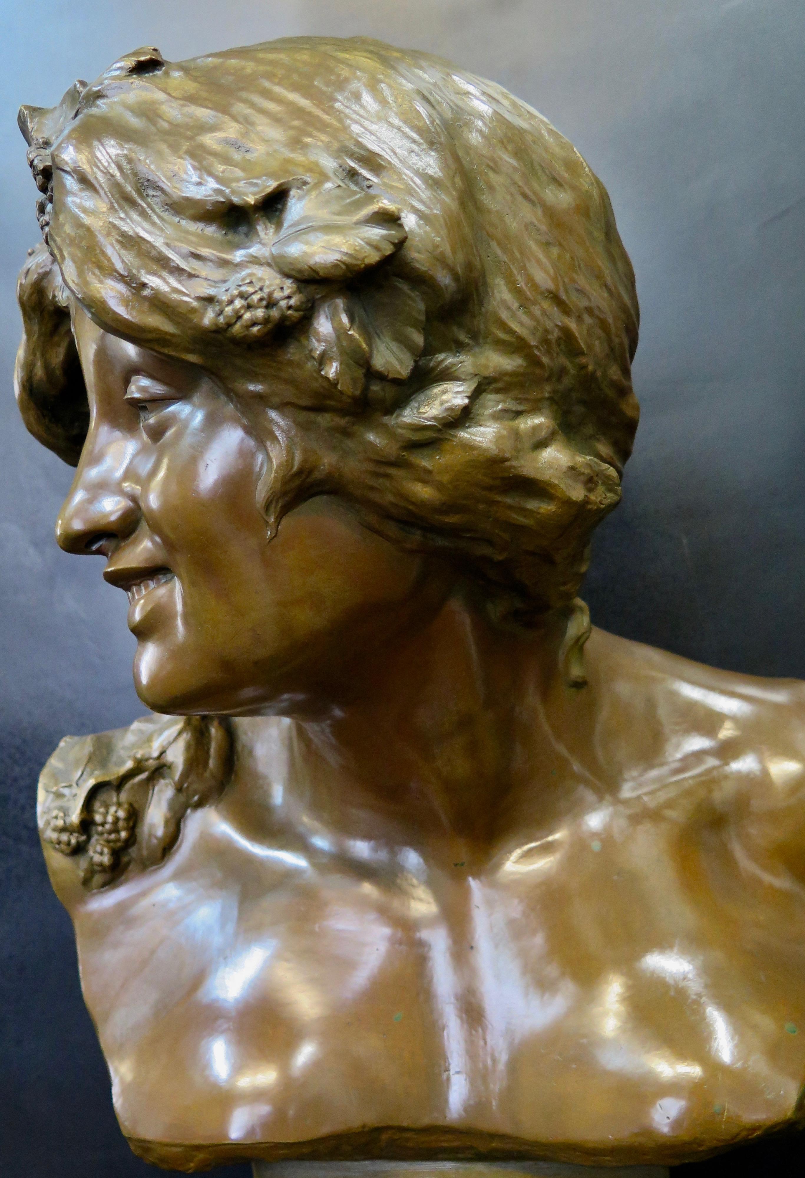 Cette œuvre d'art du 19e siècle est une sculpture en bronze patiné richement détaillée dans le style Art nouveau. Il représente la déesse Perséphone, reine des enfers, qui s'éveille de son sommeil terrestre. Sa tête est ornée d'un bandeau floral. Le