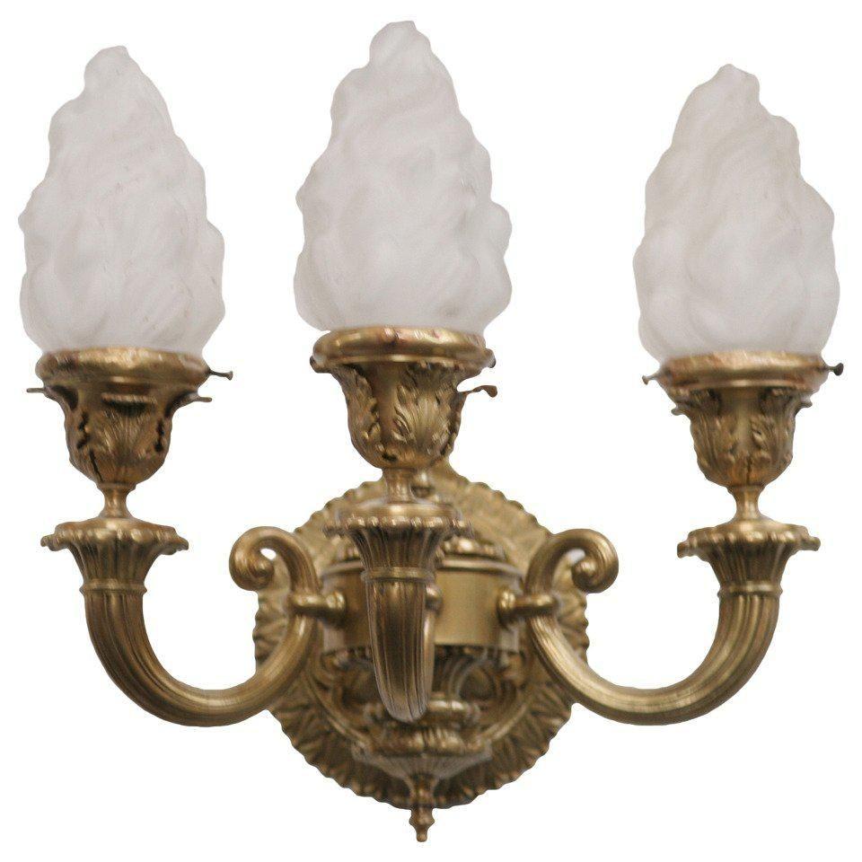 Early 20th Century Bronze Classical Revival Wall Sconce For Sale 4