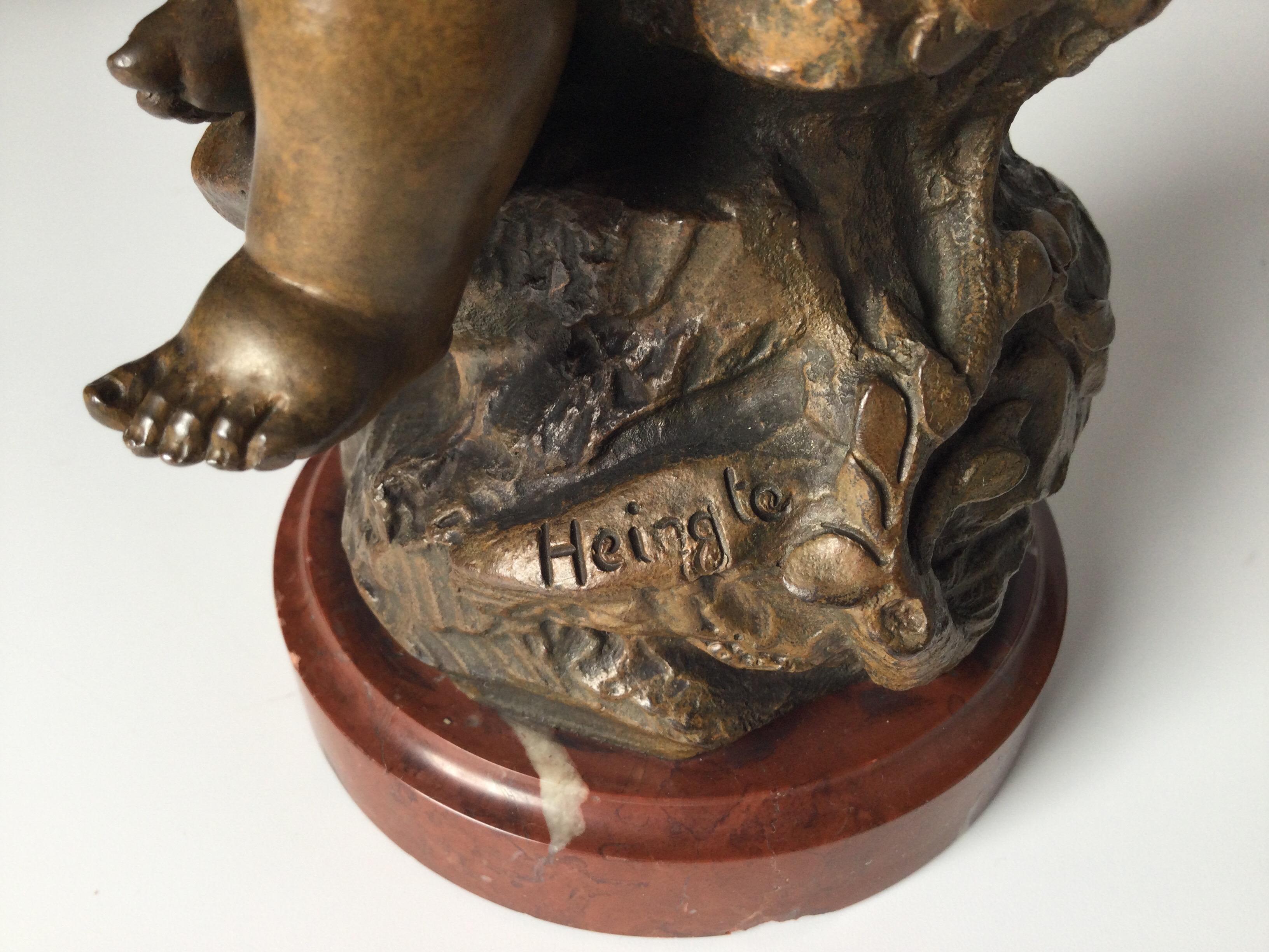 Bronzefigur eines Cherubs auf Marmorsockel aus dem frühen 20. Jahrhundert im Angebot 3