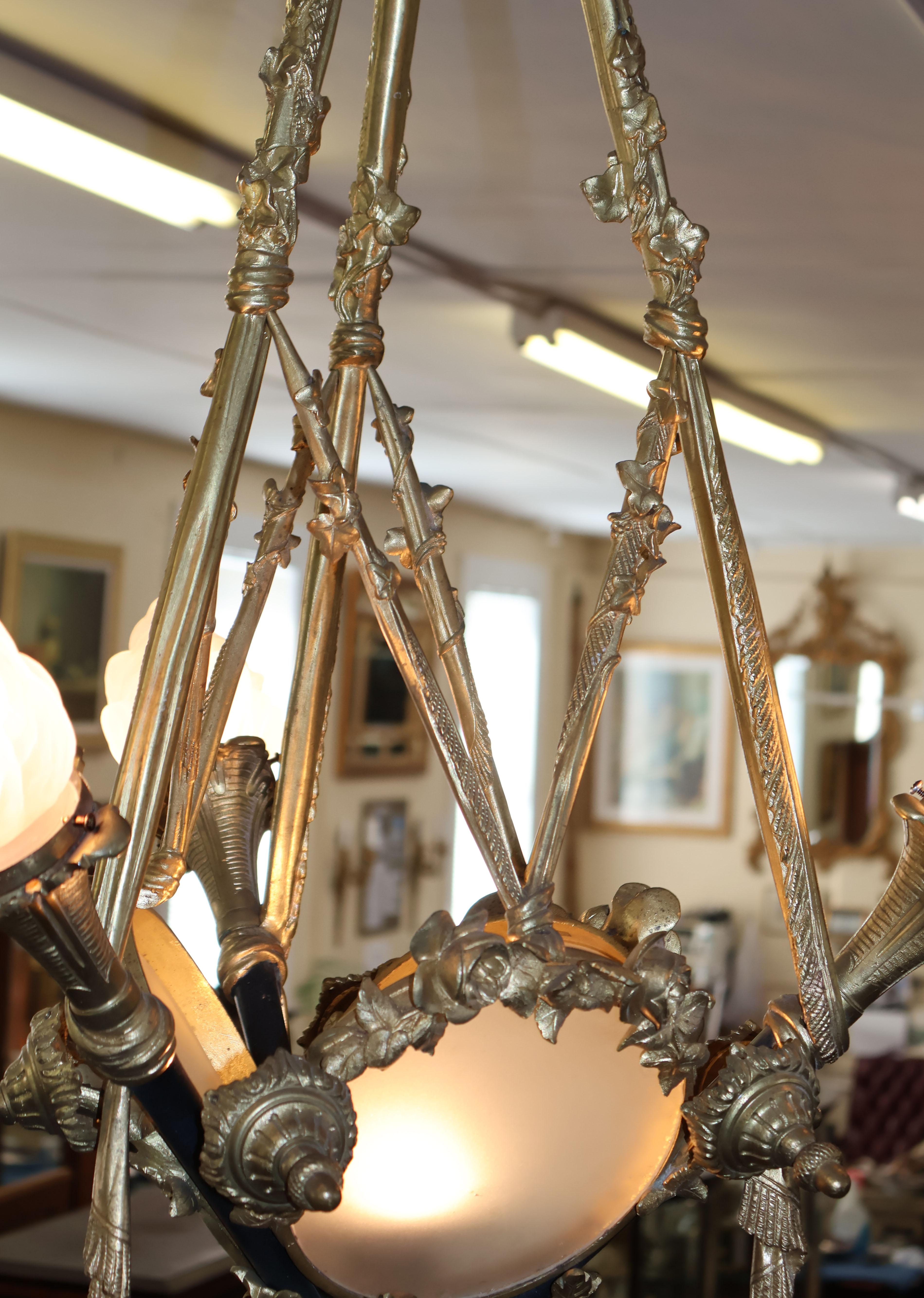 Lampadario a 4 luci in stile francese in bronzo dei primi del '900 con paralumi in vendita 6
