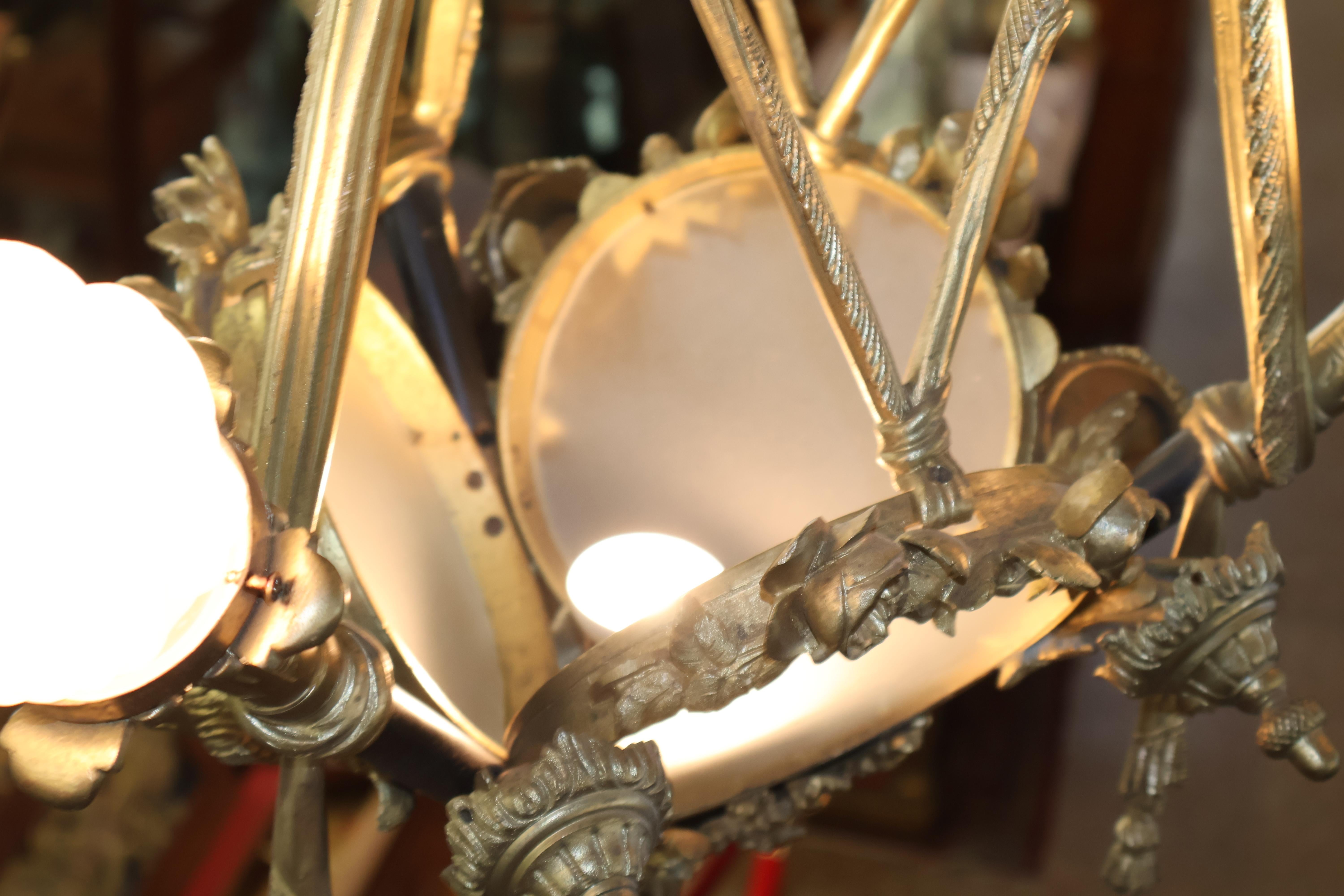 Lampadario a 4 luci in stile francese in bronzo dei primi del '900 con paralumi in vendita 7