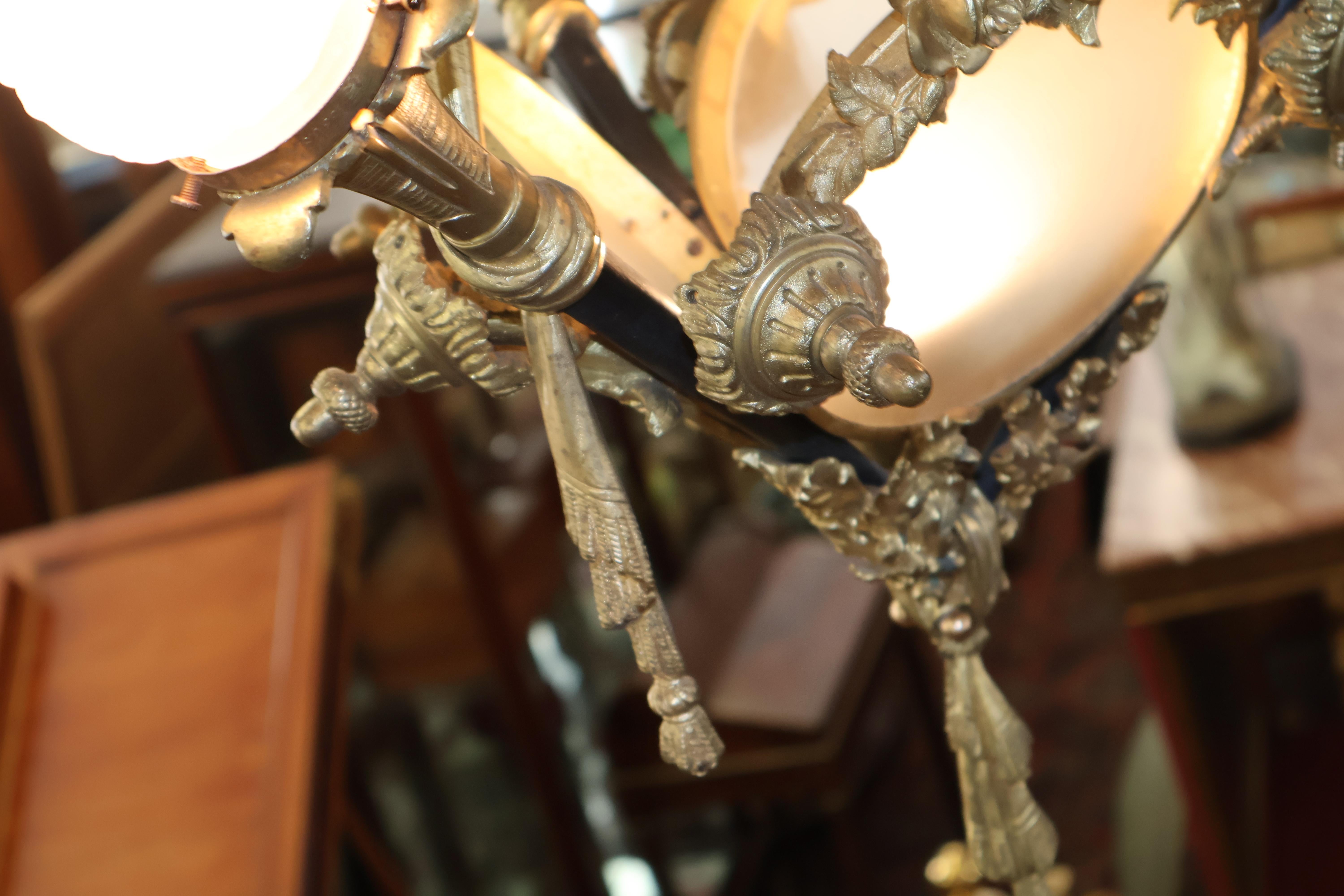  4flammiger Kronleuchter aus Bronze im französischen Stil des frühen 20. Jahrhunderts mit Schirmen im Angebot 11