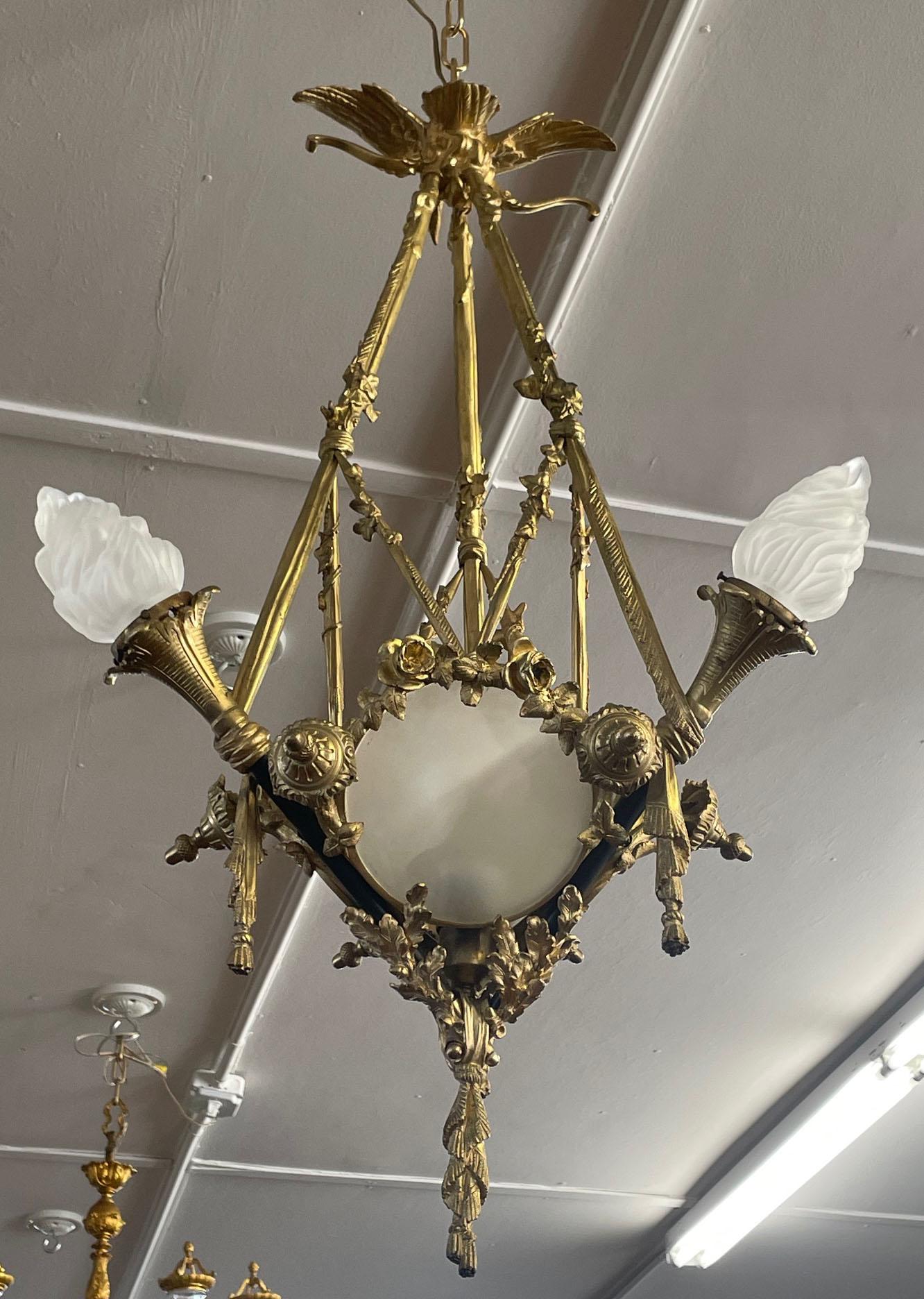 Splendido lampadario a 4 luci in stile francese in bronzo dei primi del Novecento con paralumi

Dimensioni: 38
