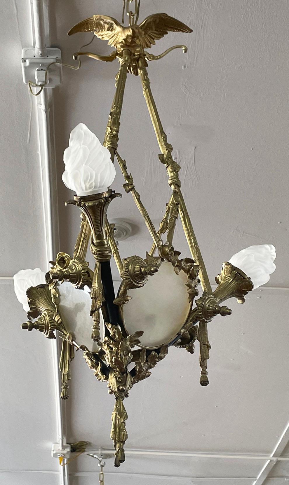  4flammiger Kronleuchter aus Bronze im französischen Stil des frühen 20. Jahrhunderts mit Schirmen (Louis XV.) im Angebot