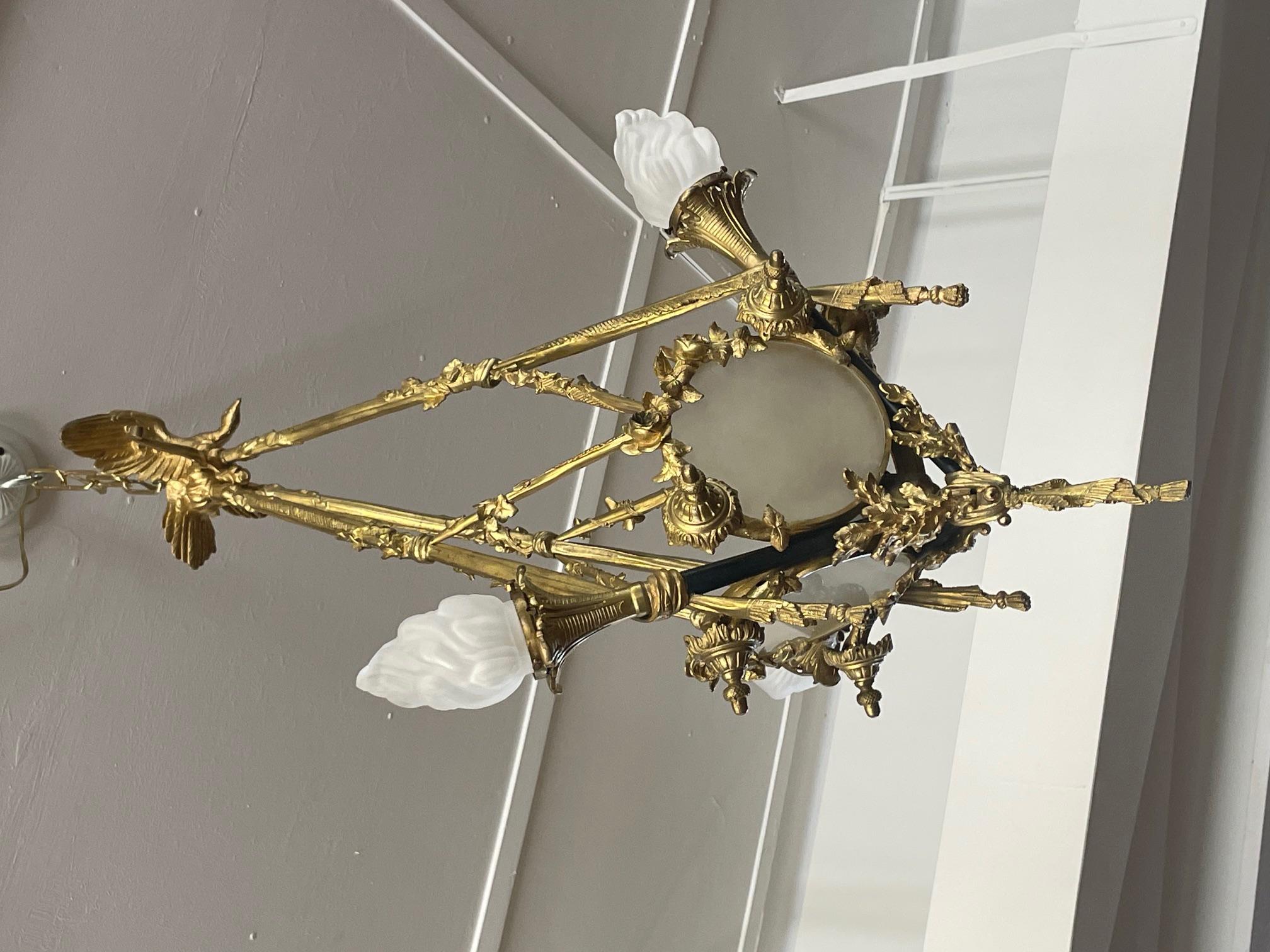Americano Lampadario a 4 luci in stile francese in bronzo dei primi del '900 con paralumi in vendita