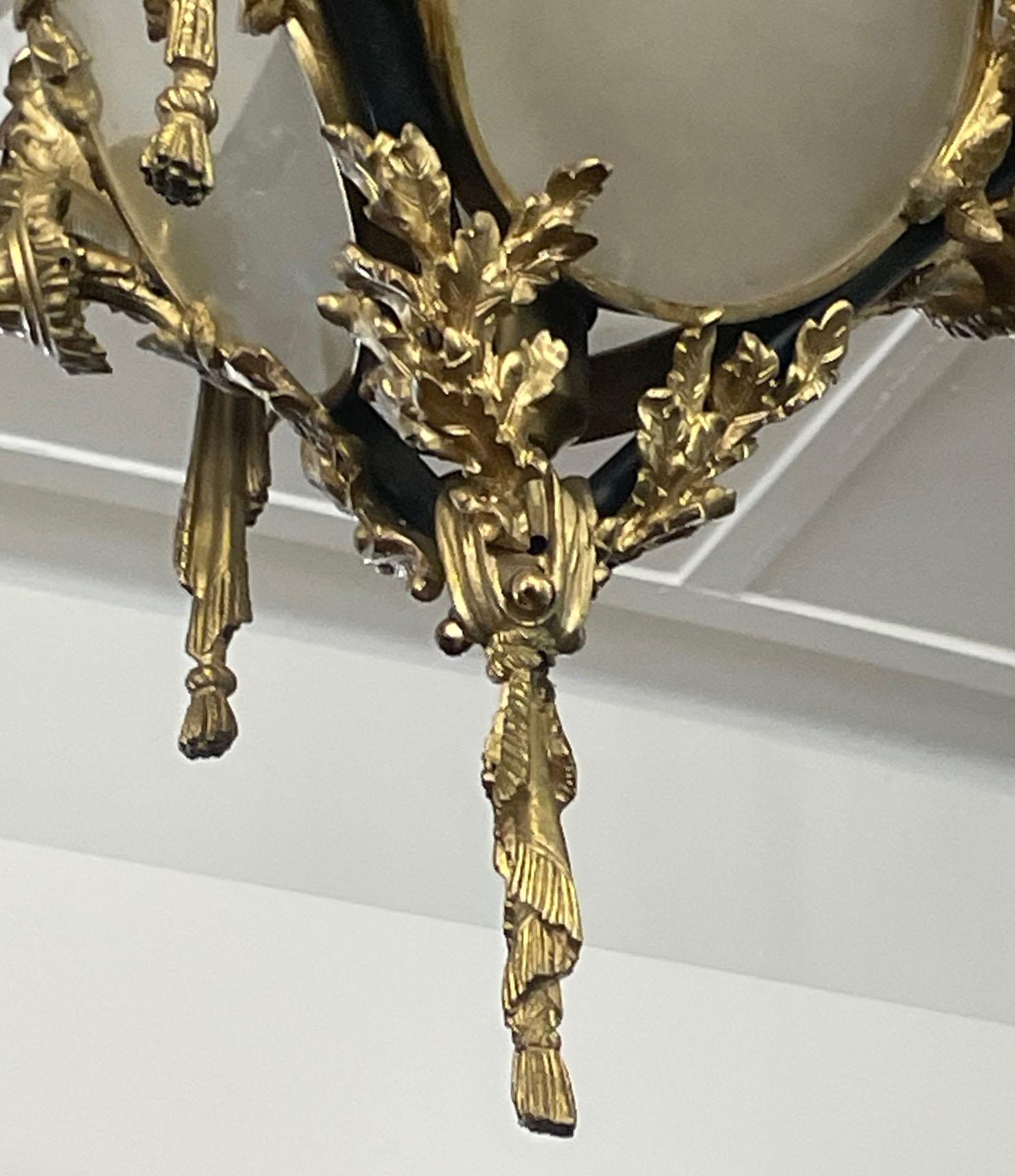 Lampadario a 4 luci in stile francese in bronzo dei primi del '900 con paralumi In condizioni buone in vendita a Long Branch, NJ