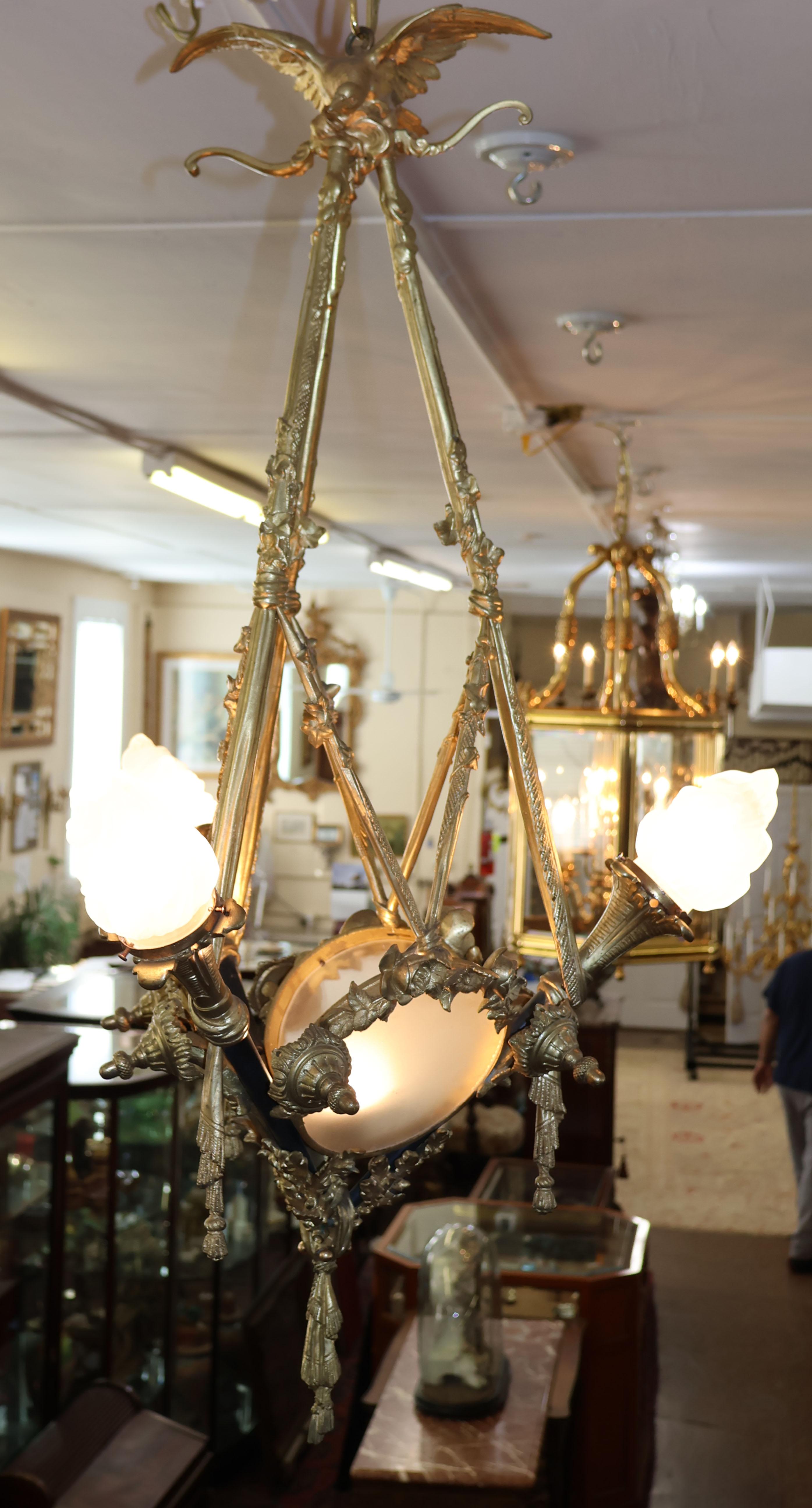 Lampadario a 4 luci in stile francese in bronzo dei primi del '900 con paralumi in vendita 1