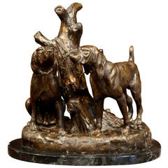 Sculpture en bronze du début du 20e siècle représentant des chiens de chasse sur une base en marbre, signée Grave Johnson