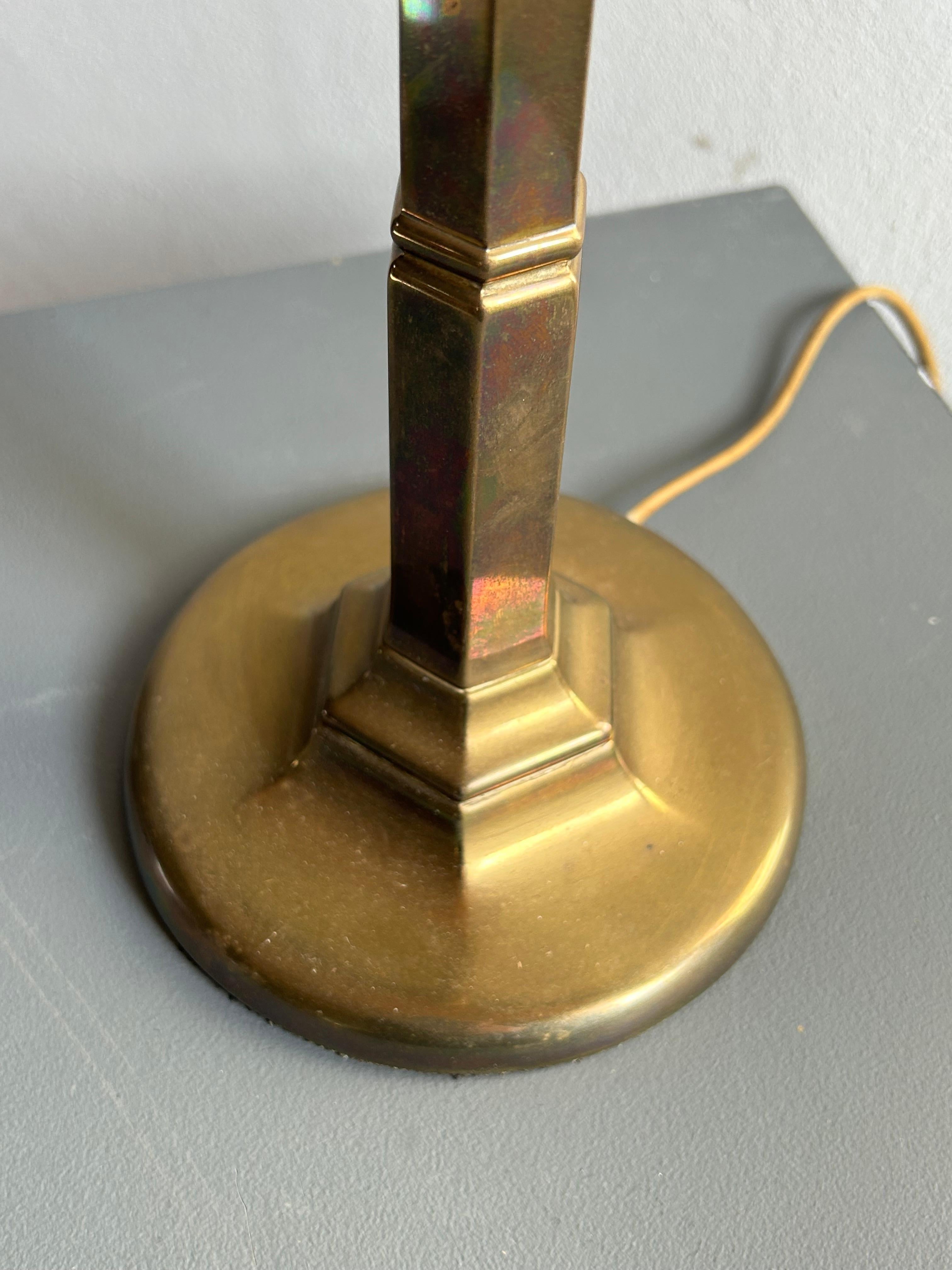 Élégante et rare lampe de table Jugendstil (Art nouveau) en bronze massif, Danemark, vers 1900.

La lampe présente une magnifique tige octogonale effilée, reposant sur une base circulaire doucement incurvée, toutes deux dotées de facettes subtiles