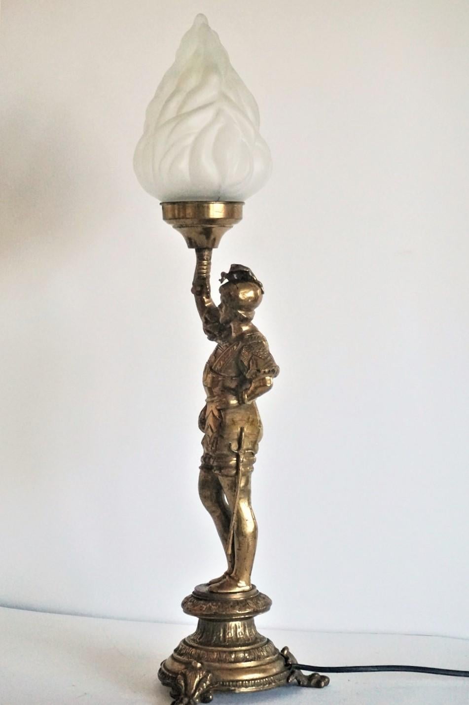 Début du 20e siècle - Sculpture de chevalier en bronze Lampe de table ou de bureau électrifiée en vente 3