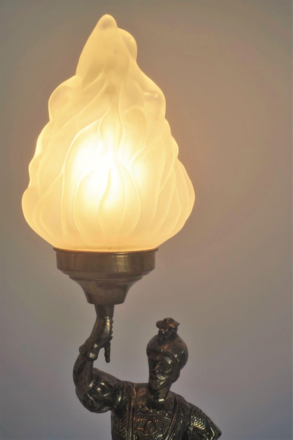 Portugais Début du 20e siècle - Sculpture de chevalier en bronze Lampe de table ou de bureau électrifiée en vente
