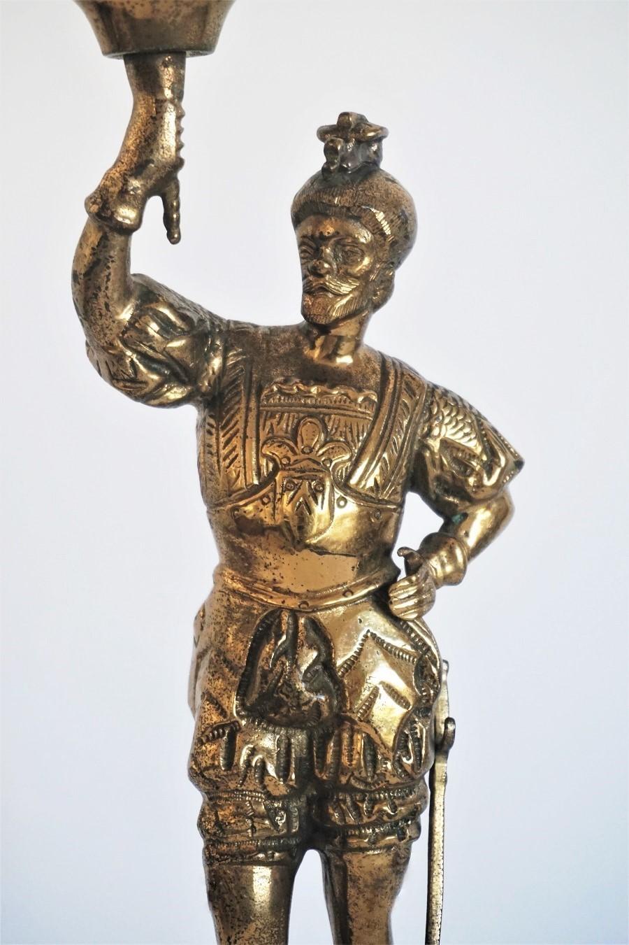 Bronze-Ritter-Skulptur des frühen 20. Jahrhunderts Elektrifizierte Tisch- oder Schreibtischlampe (Glas) im Angebot