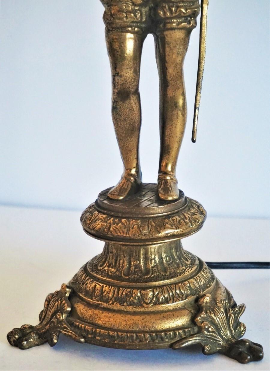Début du 20e siècle - Sculpture de chevalier en bronze Lampe de table ou de bureau électrifiée en vente 1