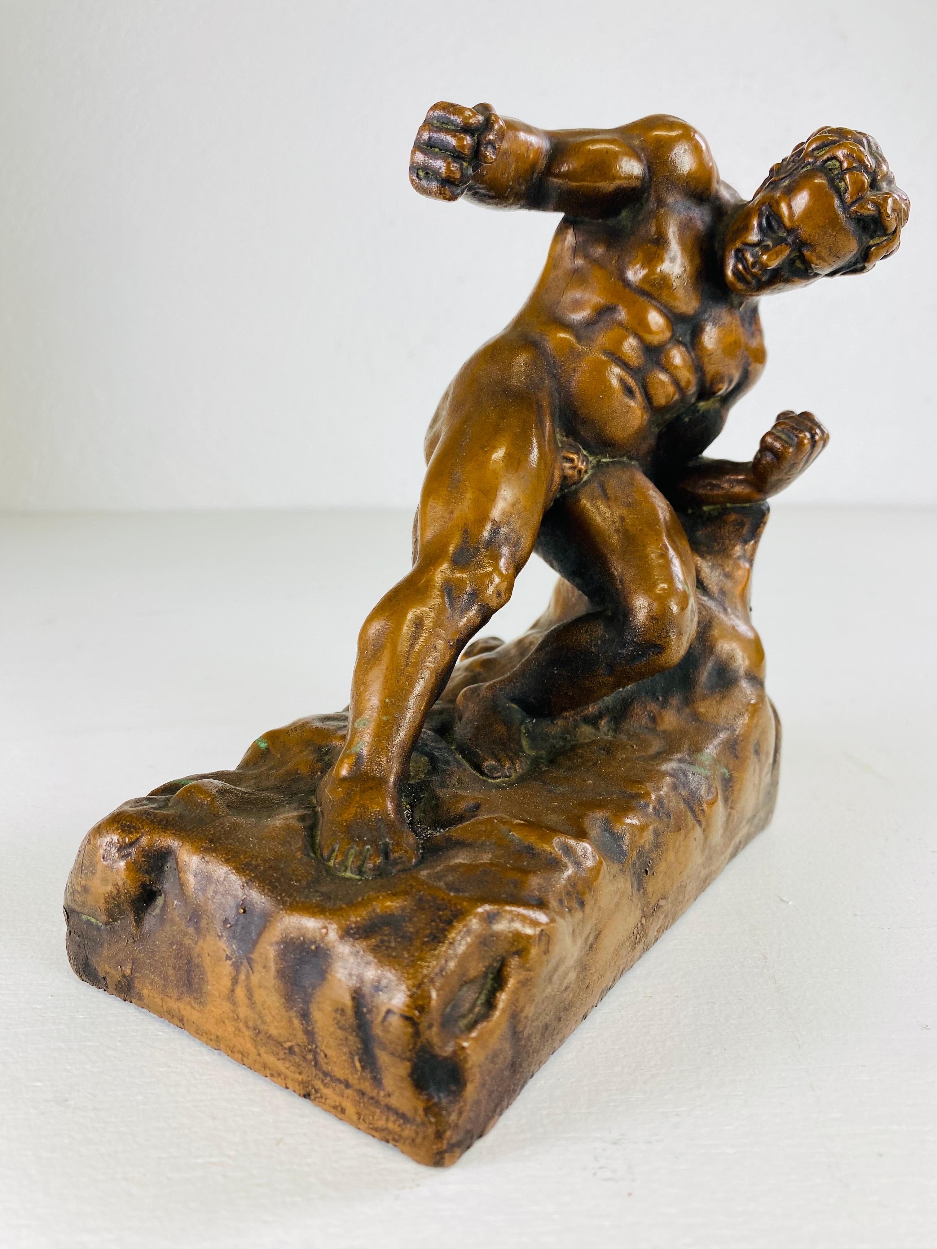 Escultura figurativa masculina desnuda de bronce de principios del siglo XX en venta 3