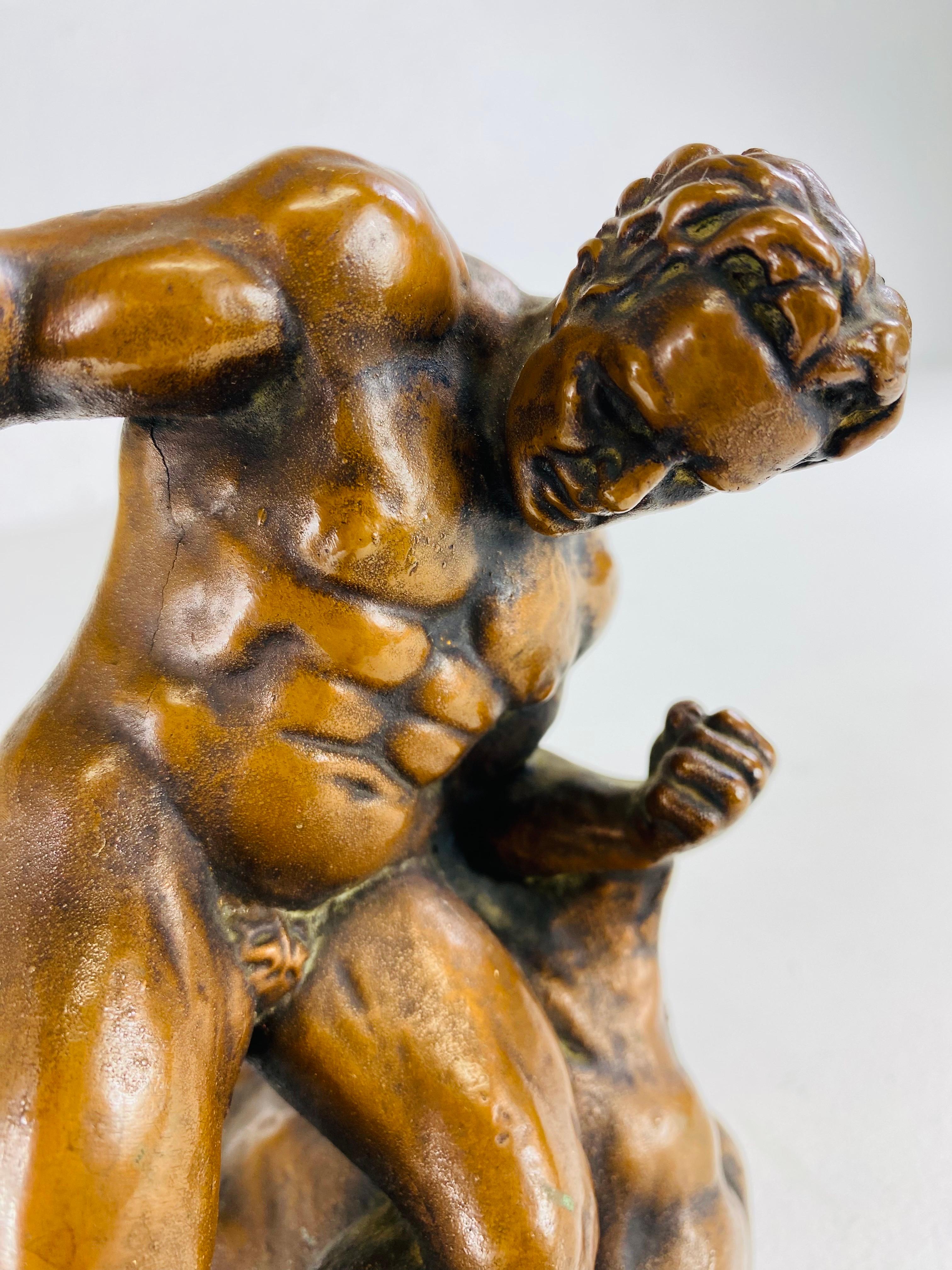 Se trata de una escultura figurativa masculina desnuda de bronce de principios del siglo XX. Esta escultura figurativa tiene un profundo tono cobrizo en el bronce con una pátina adecuada a la edad. La escultura tiene asignado un artista en el