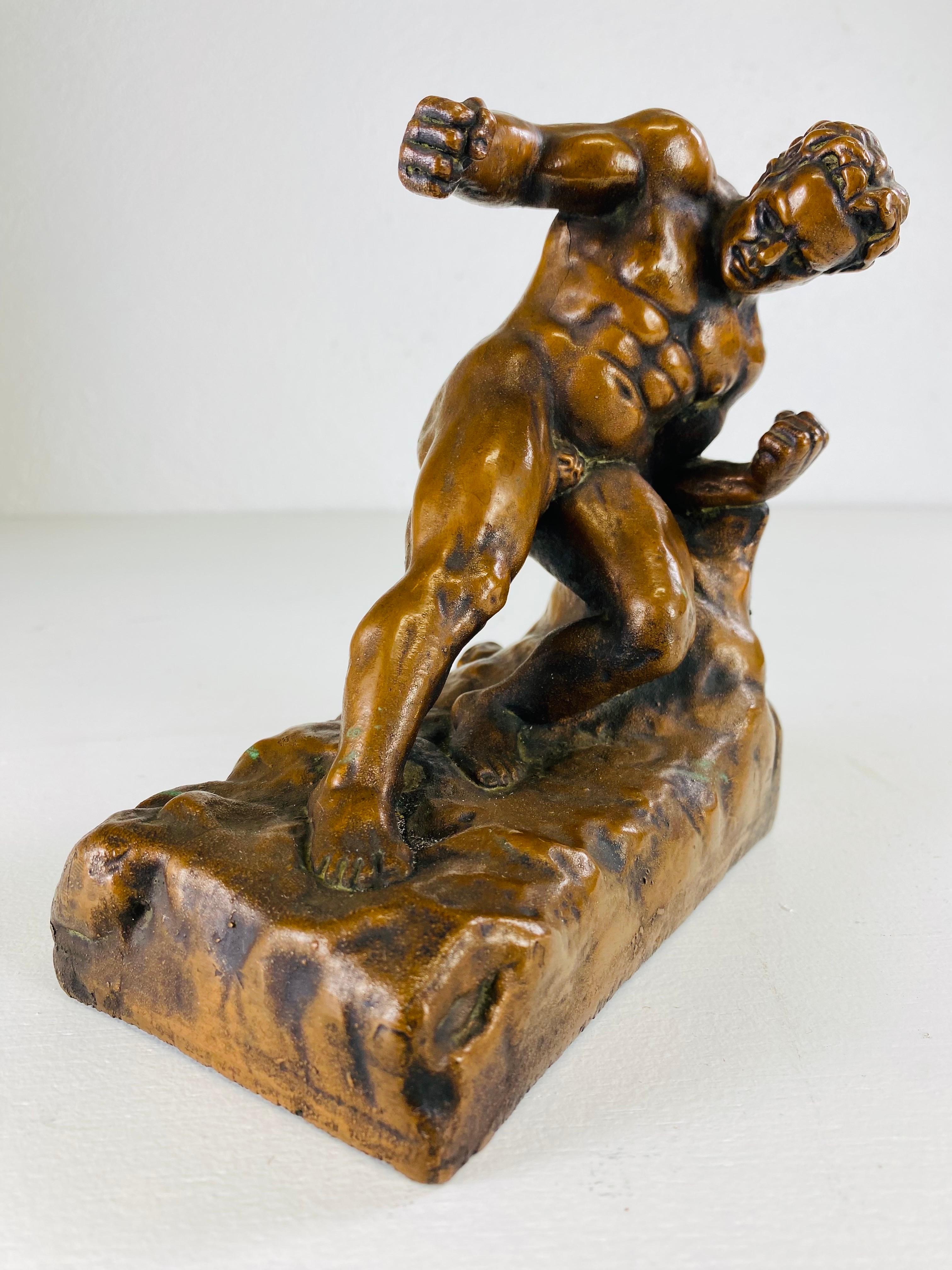 Escultura figurativa masculina desnuda de bronce de principios del siglo XX Hecho a mano en venta