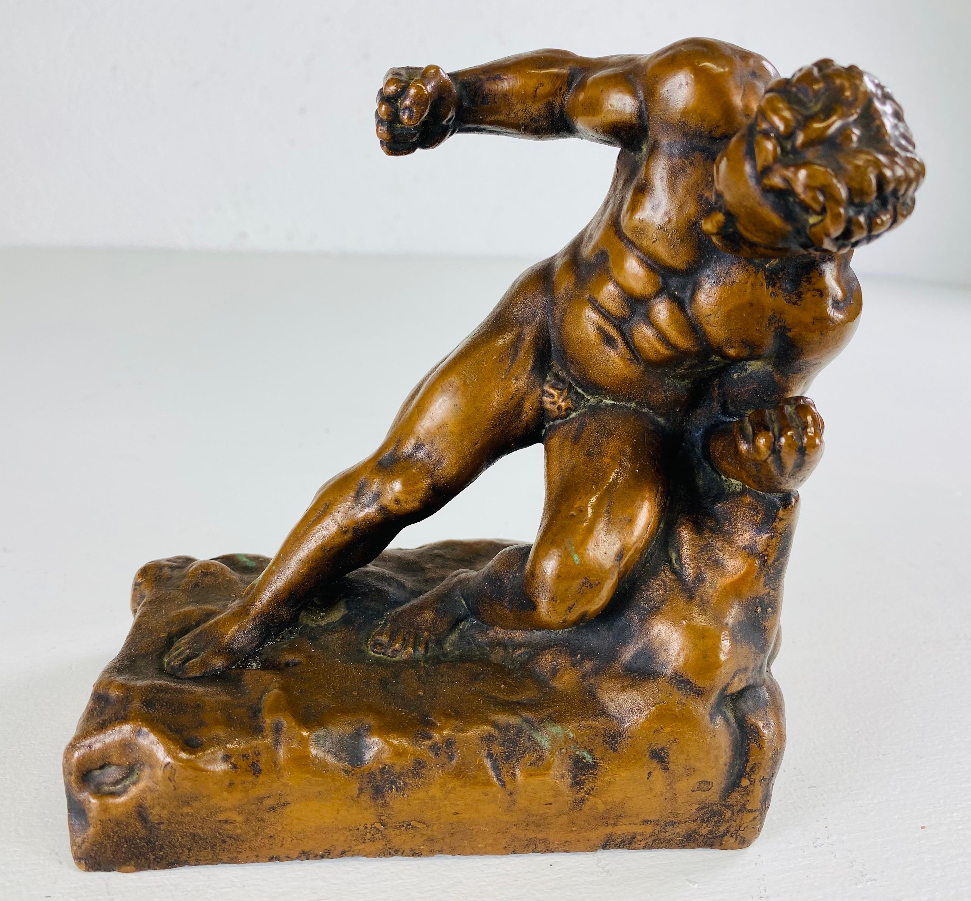 Escultura figurativa masculina desnuda de bronce de principios del siglo XX Bronce en venta