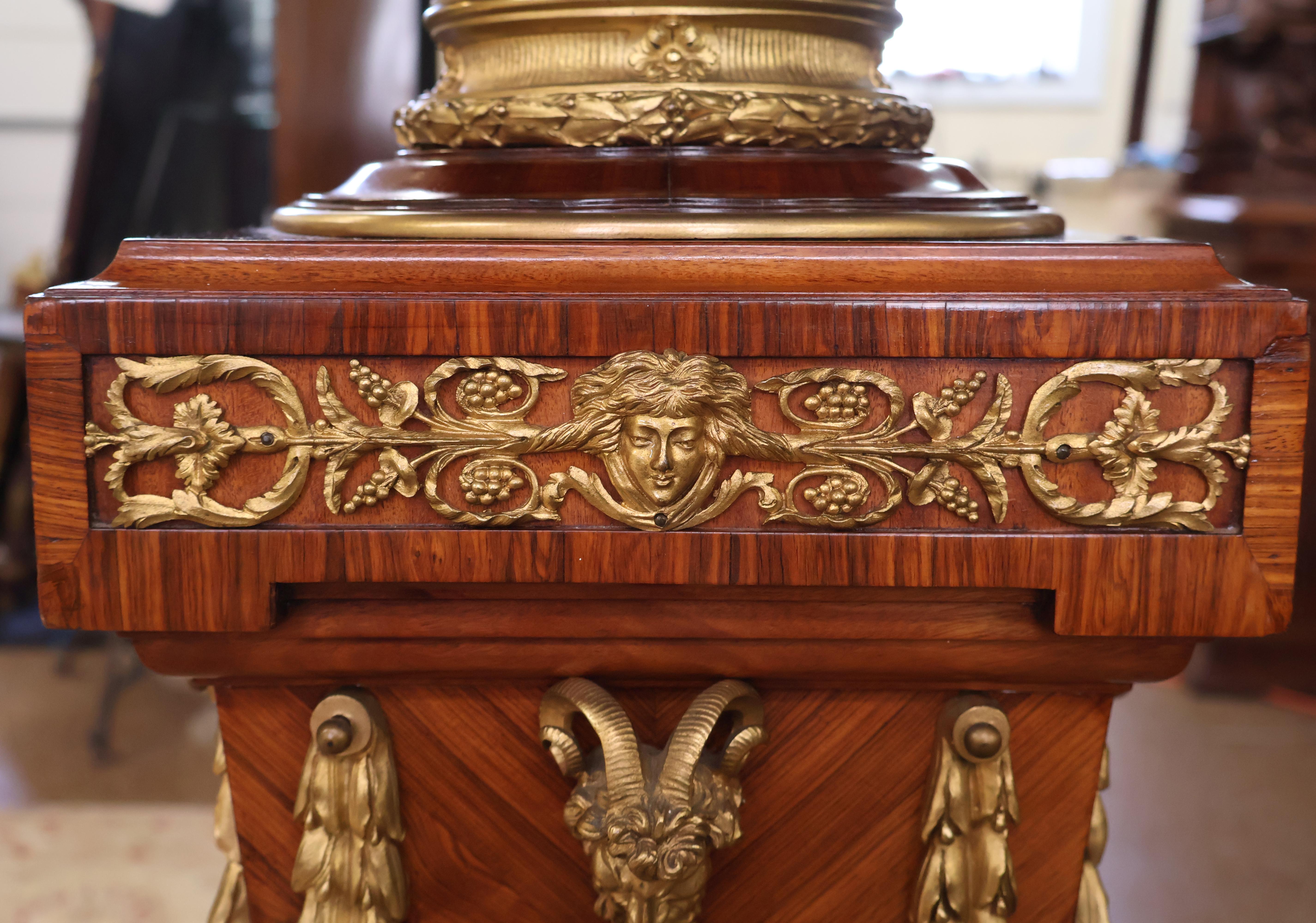 Piédestal de colonne français de style Louis XV du début du 20e siècle, monté sur bronze en vente 4
