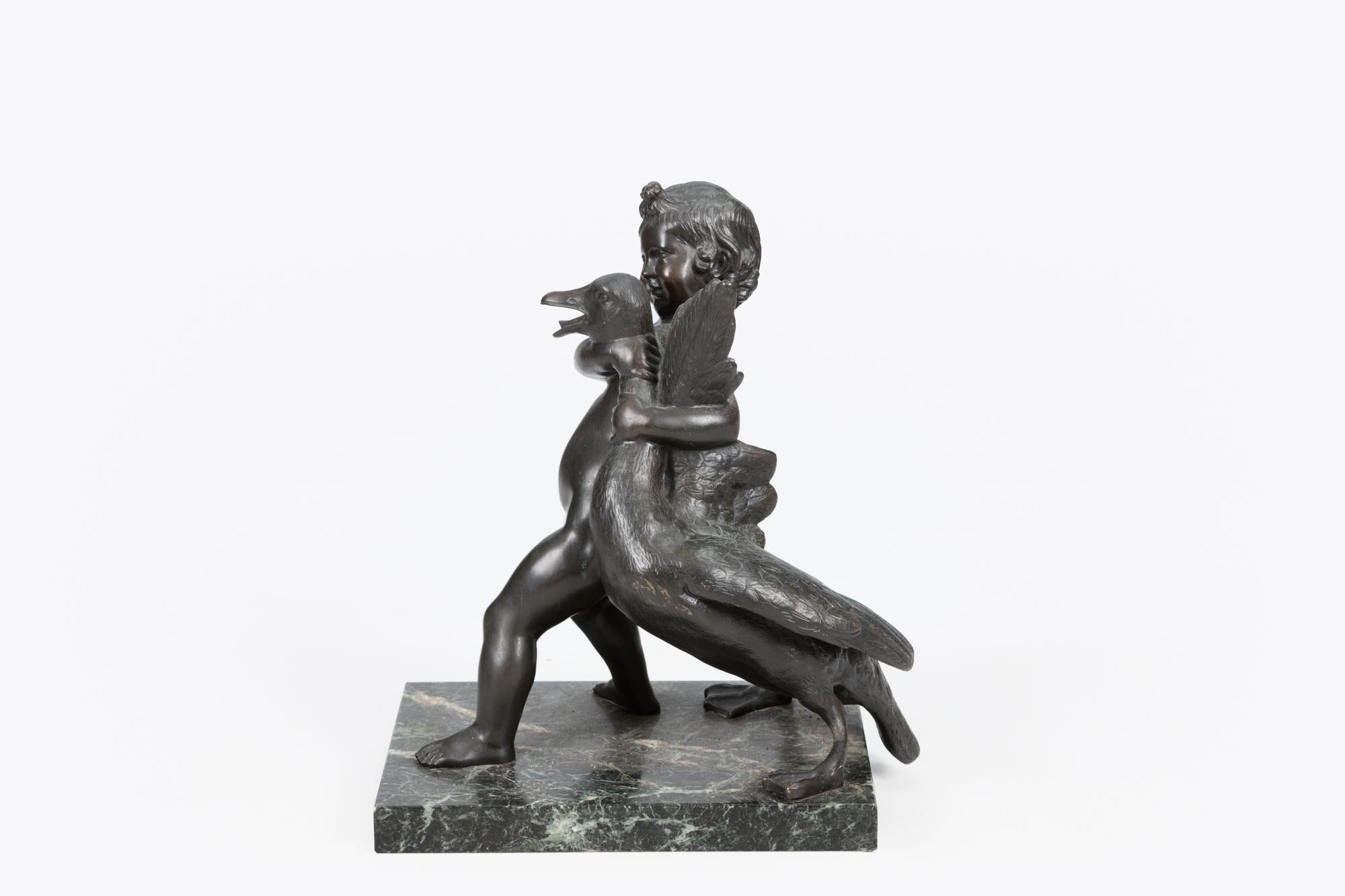 Bronzo dell'inizio del XX secolo raffigurante un ragazzo con un'oca, dopo l'antico. Firmato, Musee du Louvre.
Un ragazzo con un'oca, una delle tante copie romane di un originale ellenistico in bronzo (160 a.C.) attribuito a Boethus (o Boethos) di
