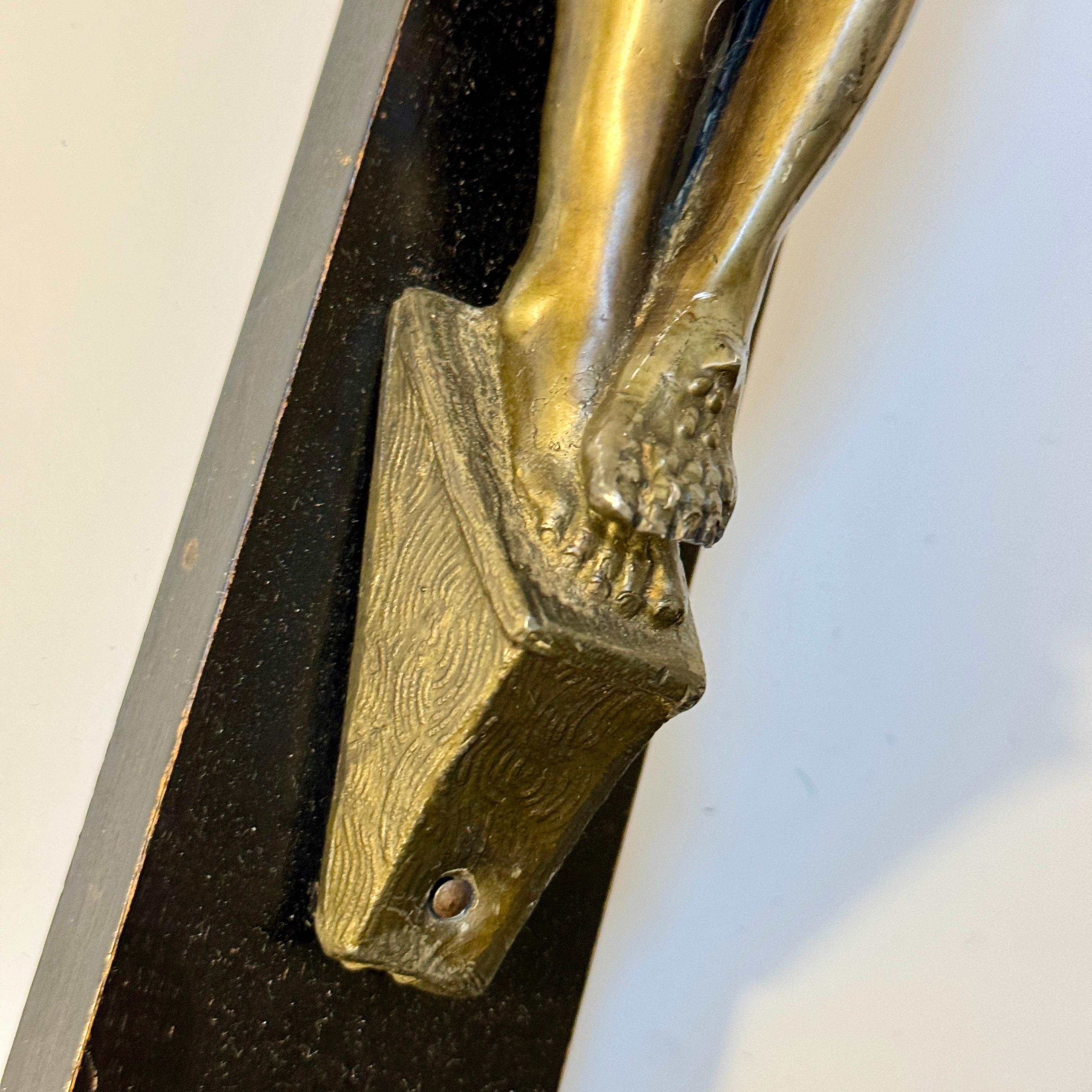 Début du 20e siècle Crucifix religieux en bronze sur Wood en vente 4