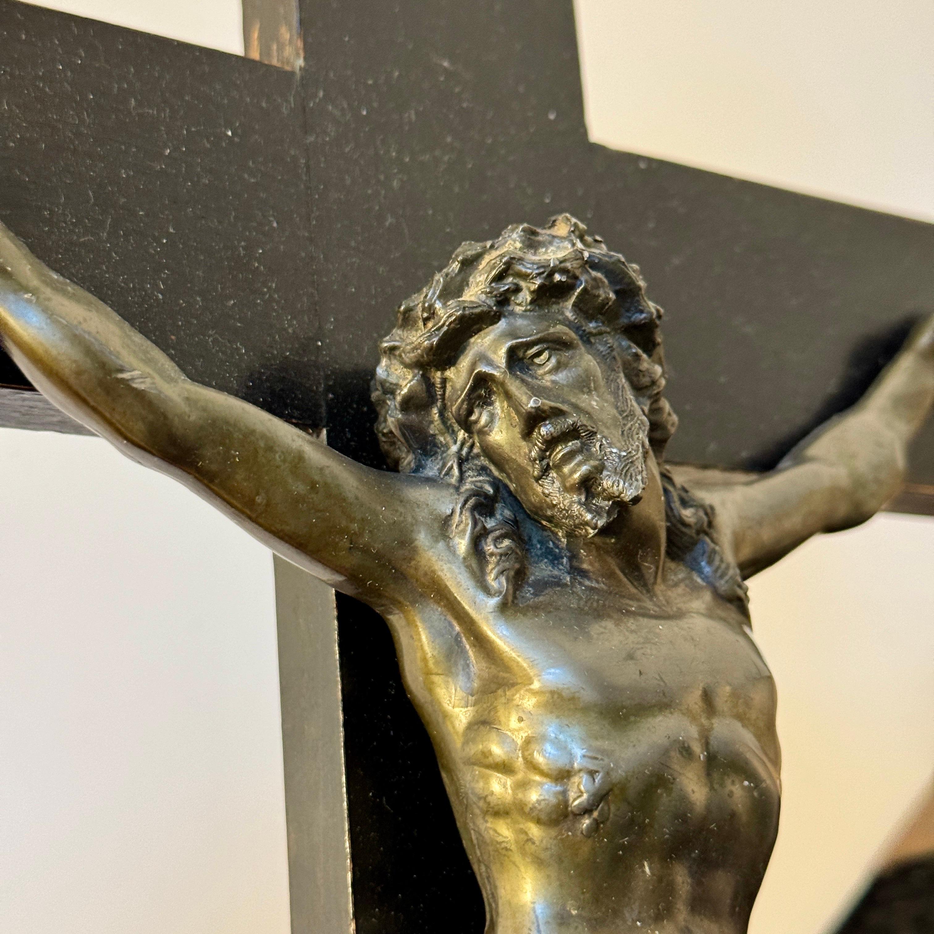 Religiöses Kruzifix aus Bronze auf Holz aus dem frühen 20. Jahrhundert im Angebot 7
