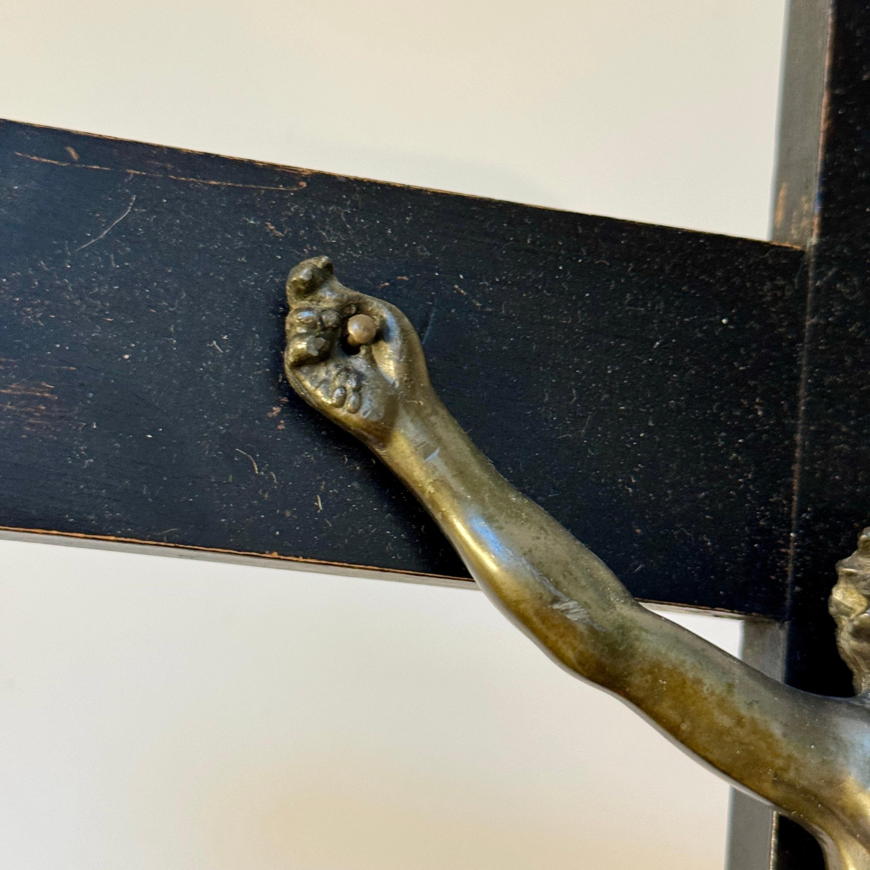 Religiöses Kruzifix aus Bronze auf Holz aus dem frühen 20. Jahrhundert im Angebot 8
