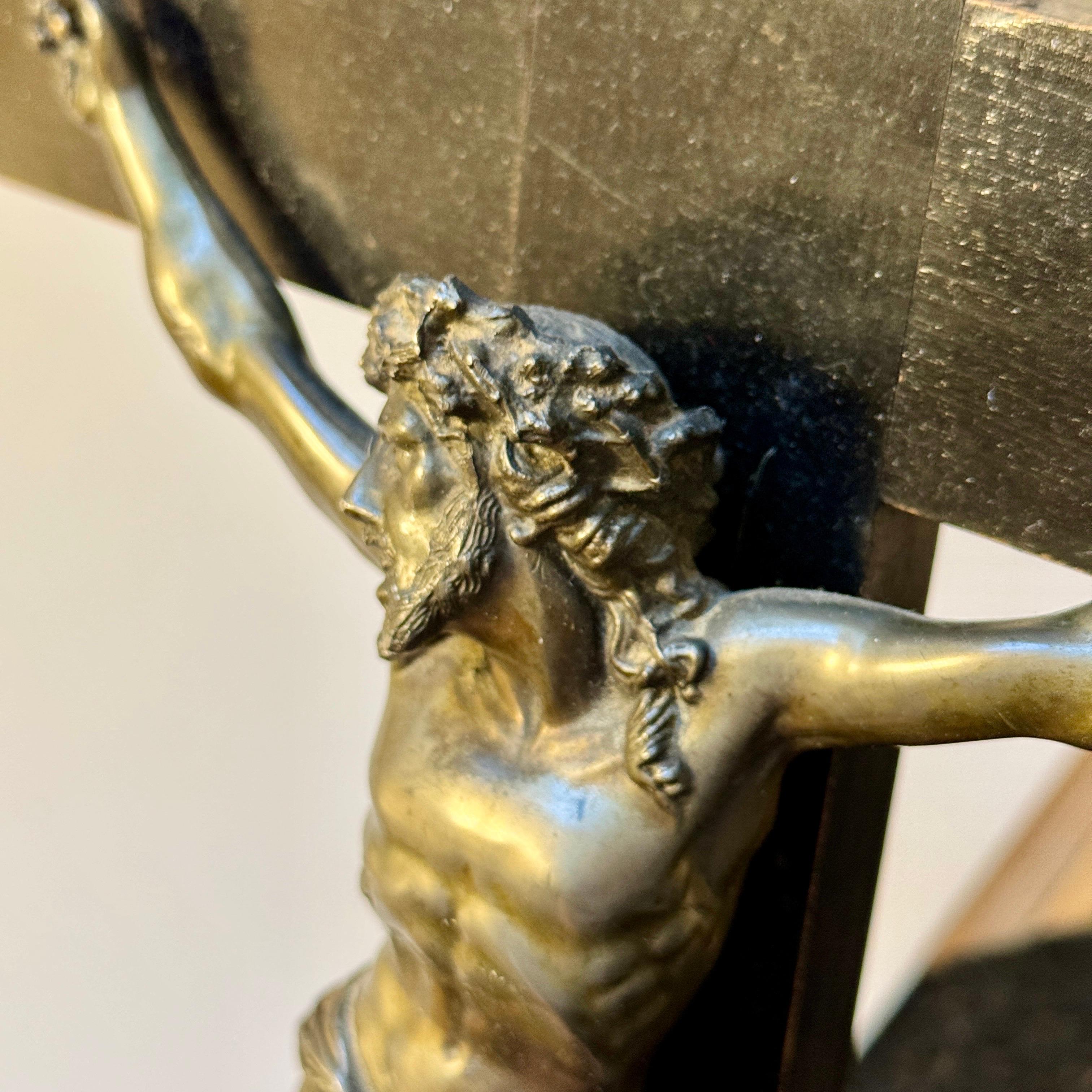Religiöses Kruzifix aus Bronze auf Holz aus dem frühen 20. Jahrhundert im Angebot 9