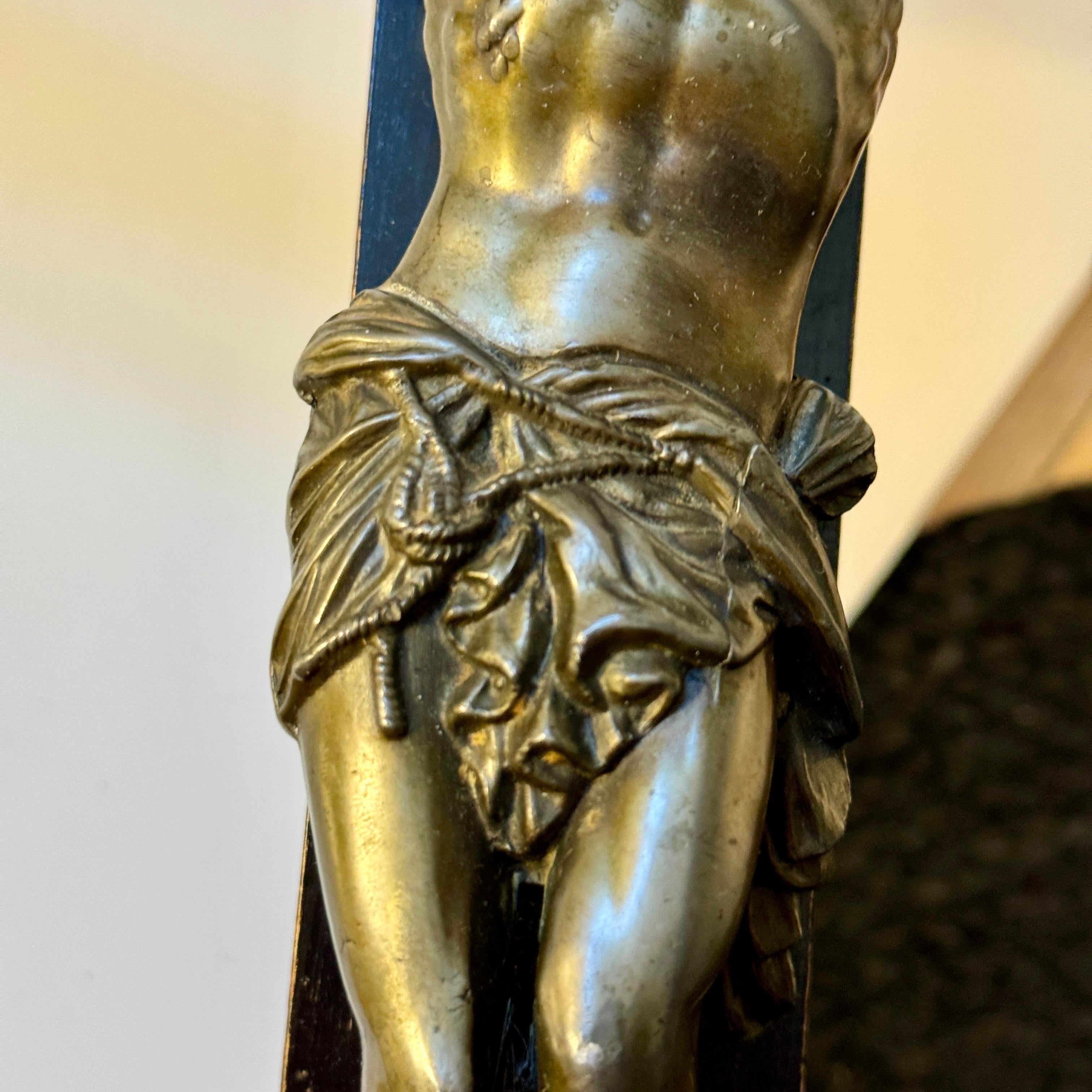 Religiöses Kruzifix aus Bronze auf Holz aus dem frühen 20. Jahrhundert im Angebot 11