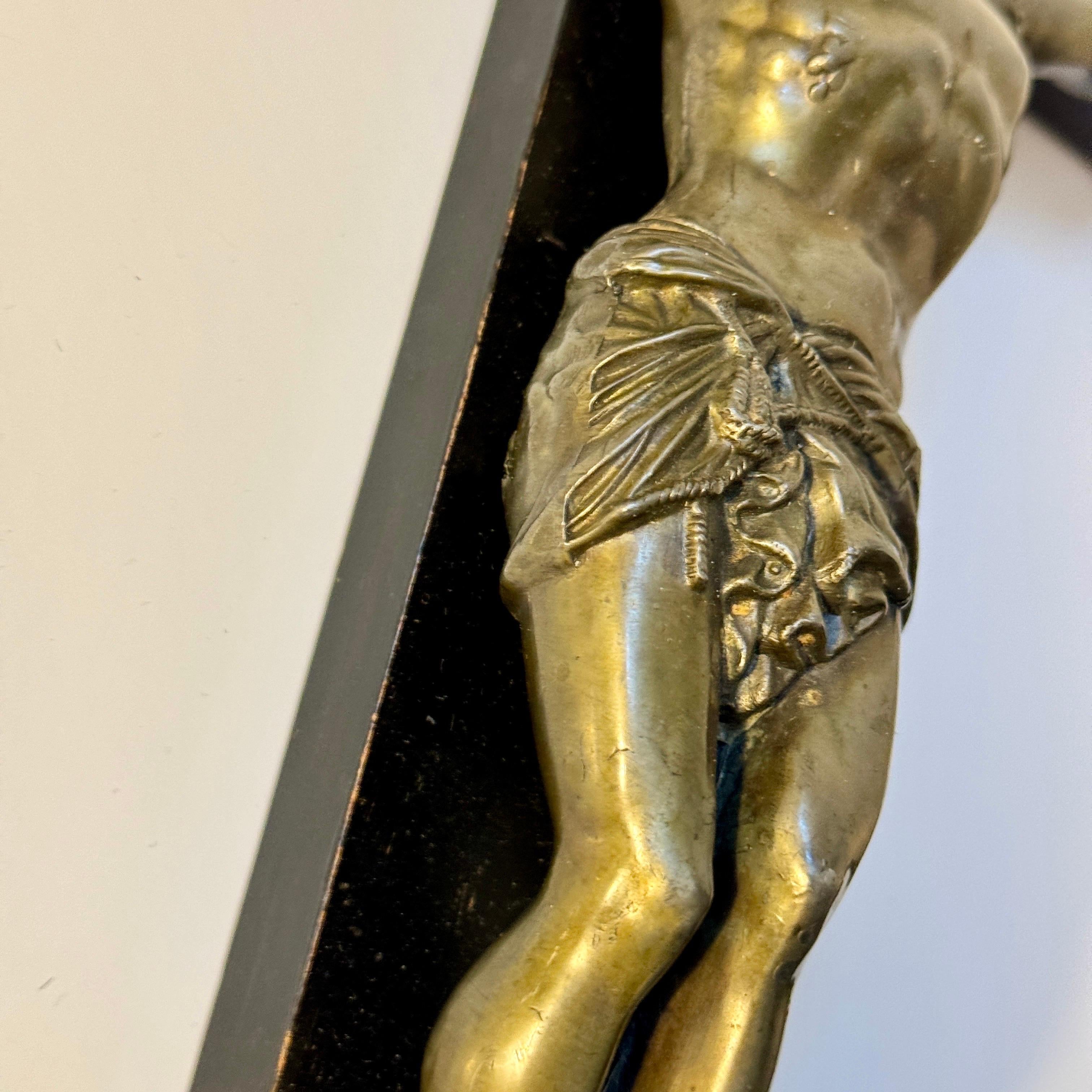 Religiöses Kruzifix aus Bronze auf Holz aus dem frühen 20. Jahrhundert im Angebot 12