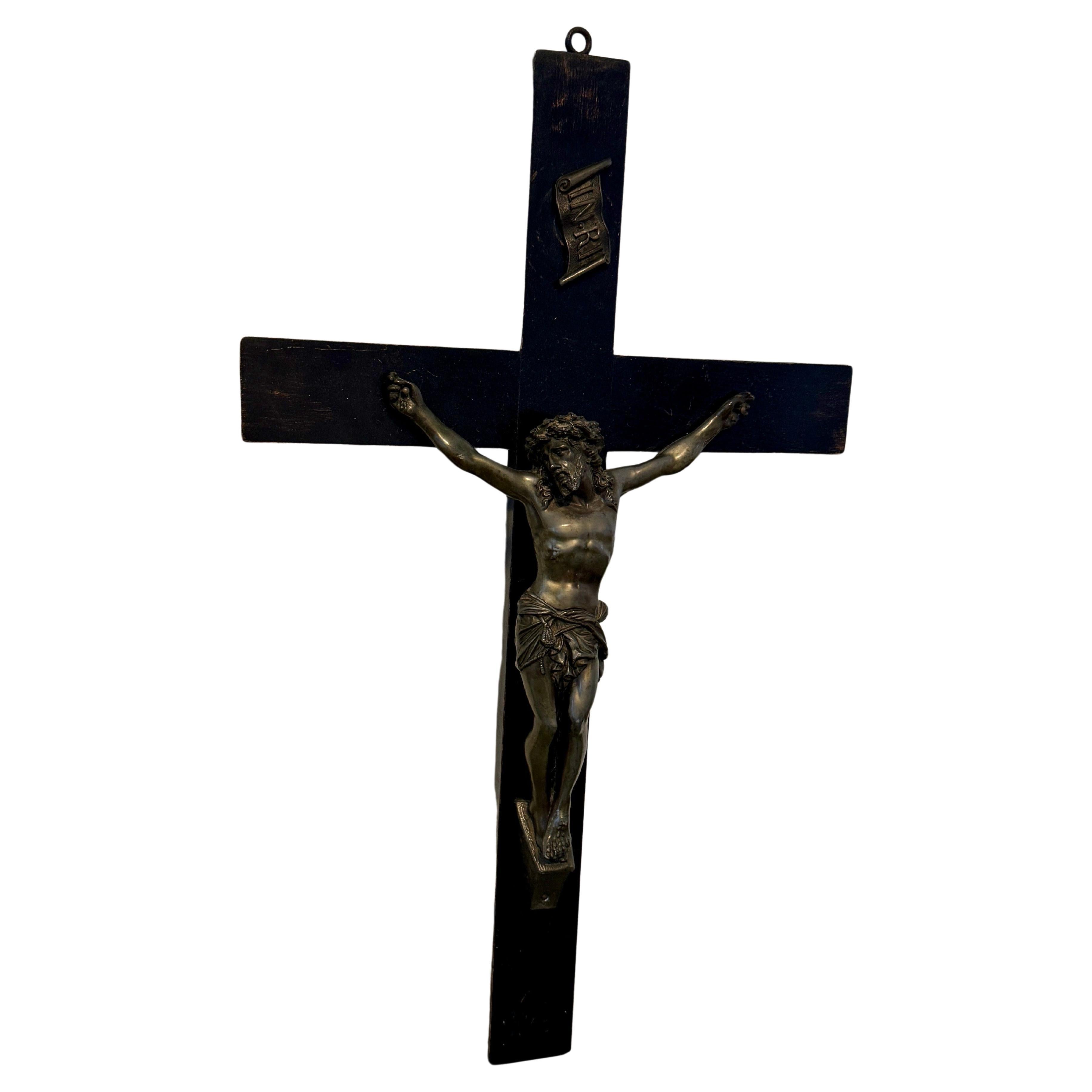 Jesus aus Bronze auf geschnitztem Holzkruzifix, Anfang 1900er Jahre 
Dieses hölzerne Kruzifix wäre sicherlich eine wunderbare Ergänzung für jede Sammlung religiöser Kunstwerke.