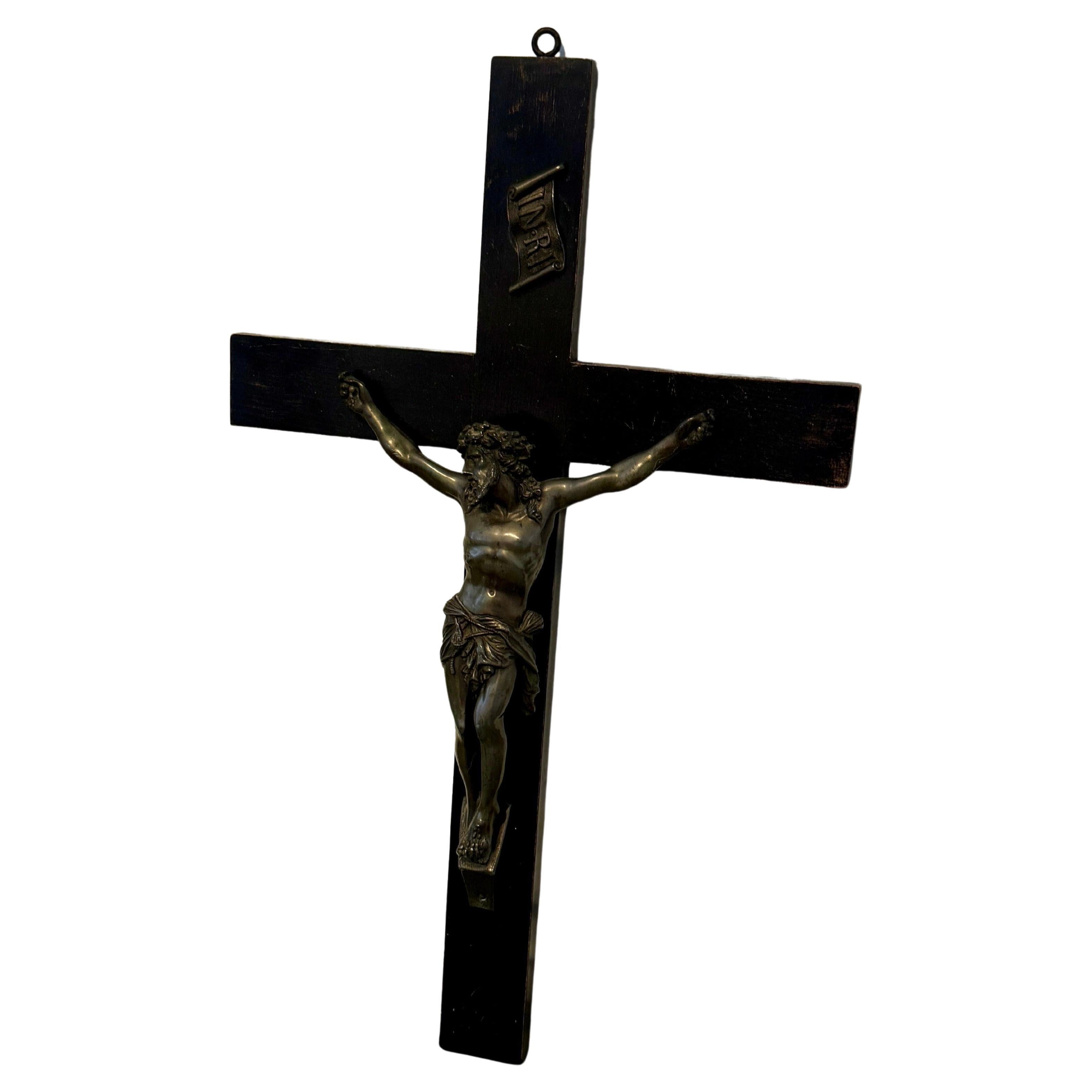 Autre Début du 20e siècle Crucifix religieux en bronze sur Wood en vente