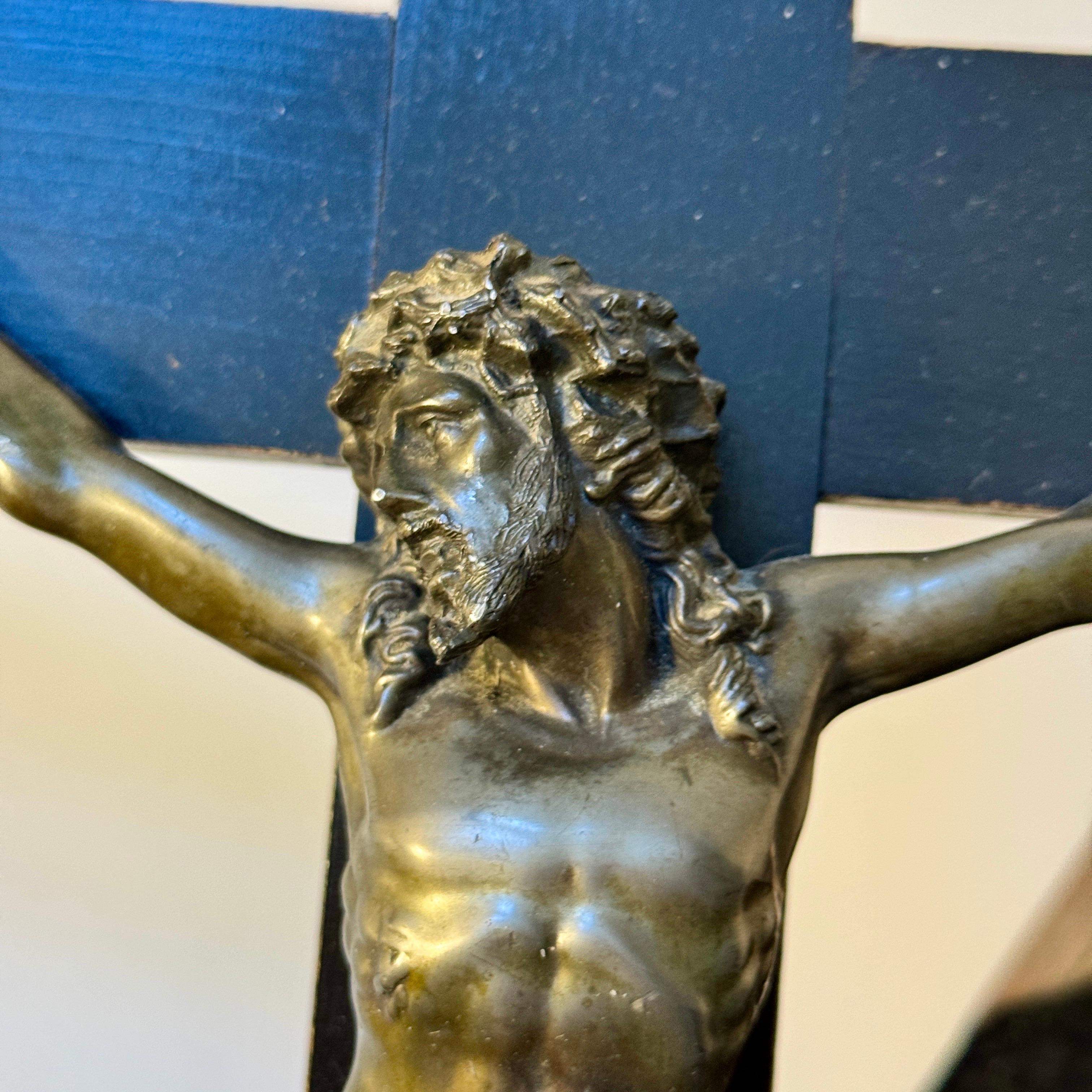 Début du 20ème siècle Début du 20e siècle Crucifix religieux en bronze sur Wood en vente