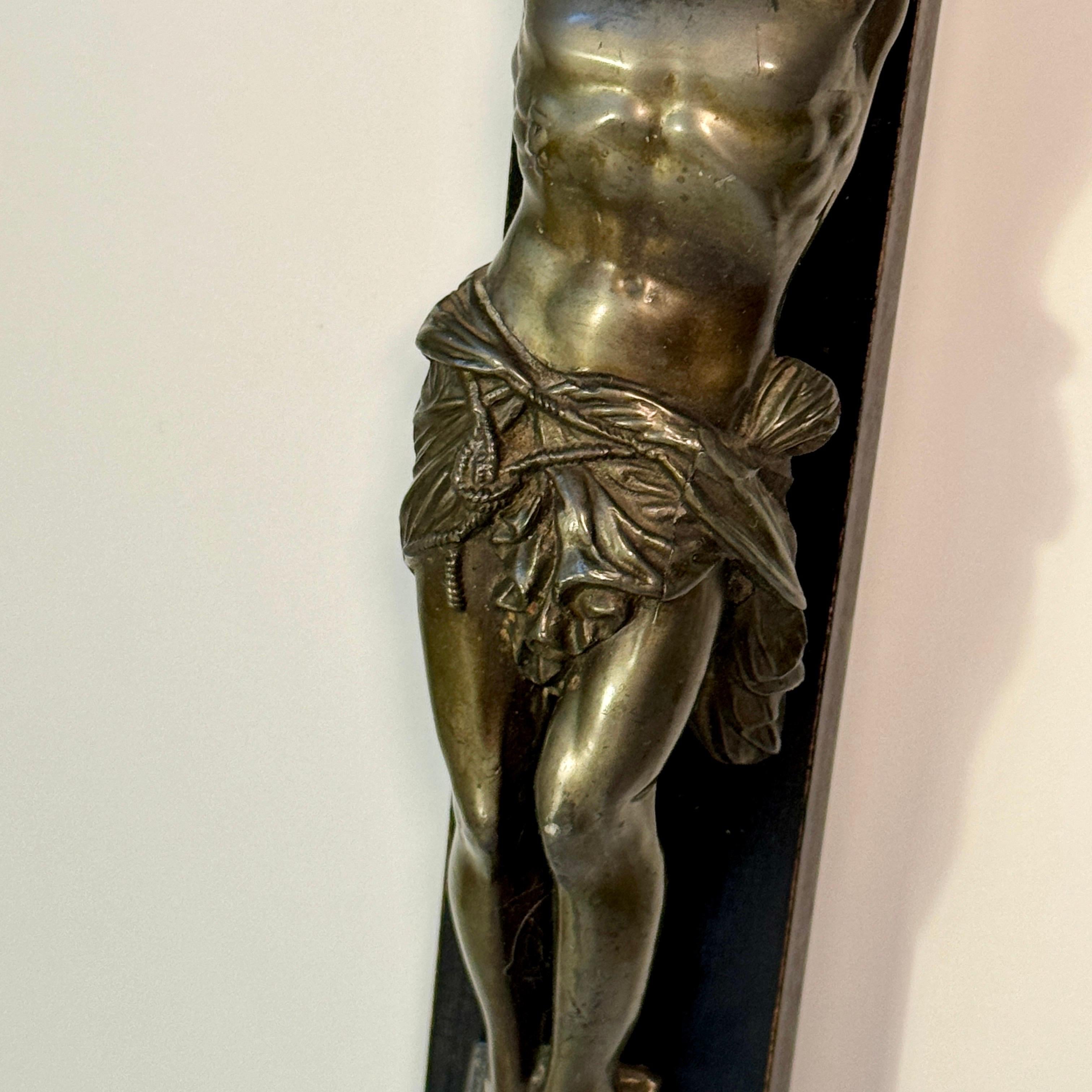 Religiöses Kruzifix aus Bronze auf Holz aus dem frühen 20. Jahrhundert im Angebot 1