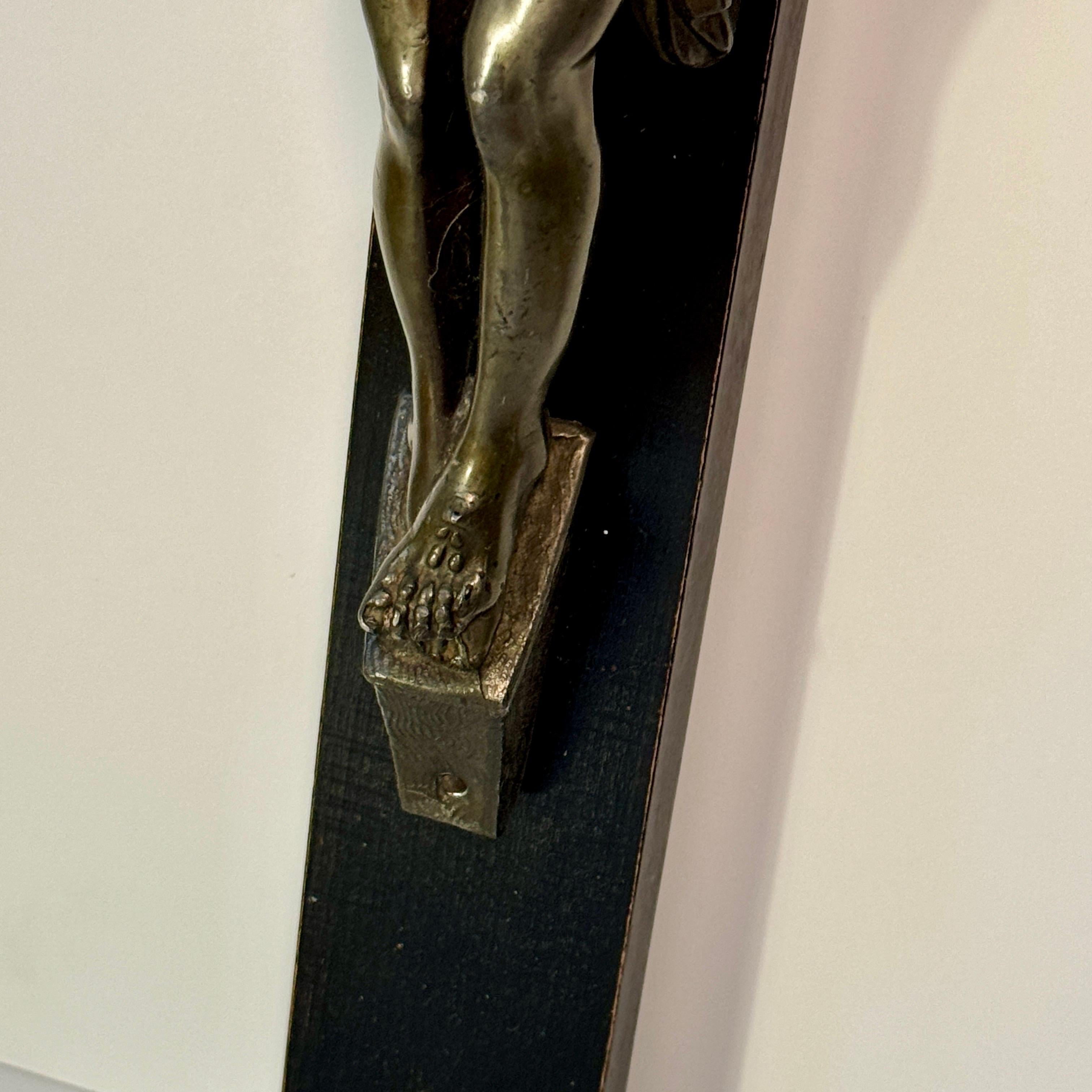 Début du 20e siècle Crucifix religieux en bronze sur Wood en vente 1