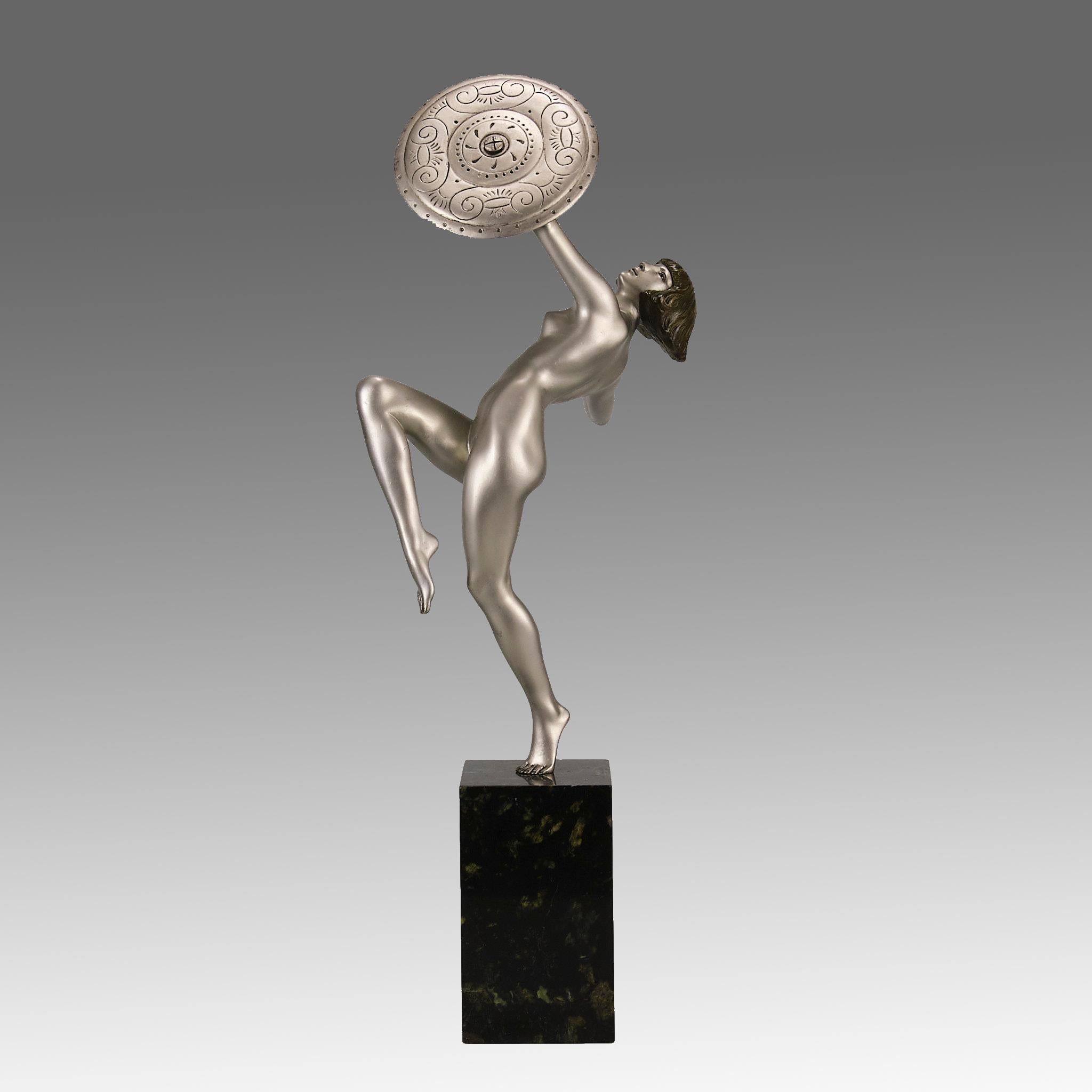 Sculpture iconique en bronze peint à froid de style Icon Arts, représentant une guerrière tenant un bouclier et une épée dans une pose énergique, présentant des couleurs et des détails raffinés, reposant sur une base en marbre noir et signée Le