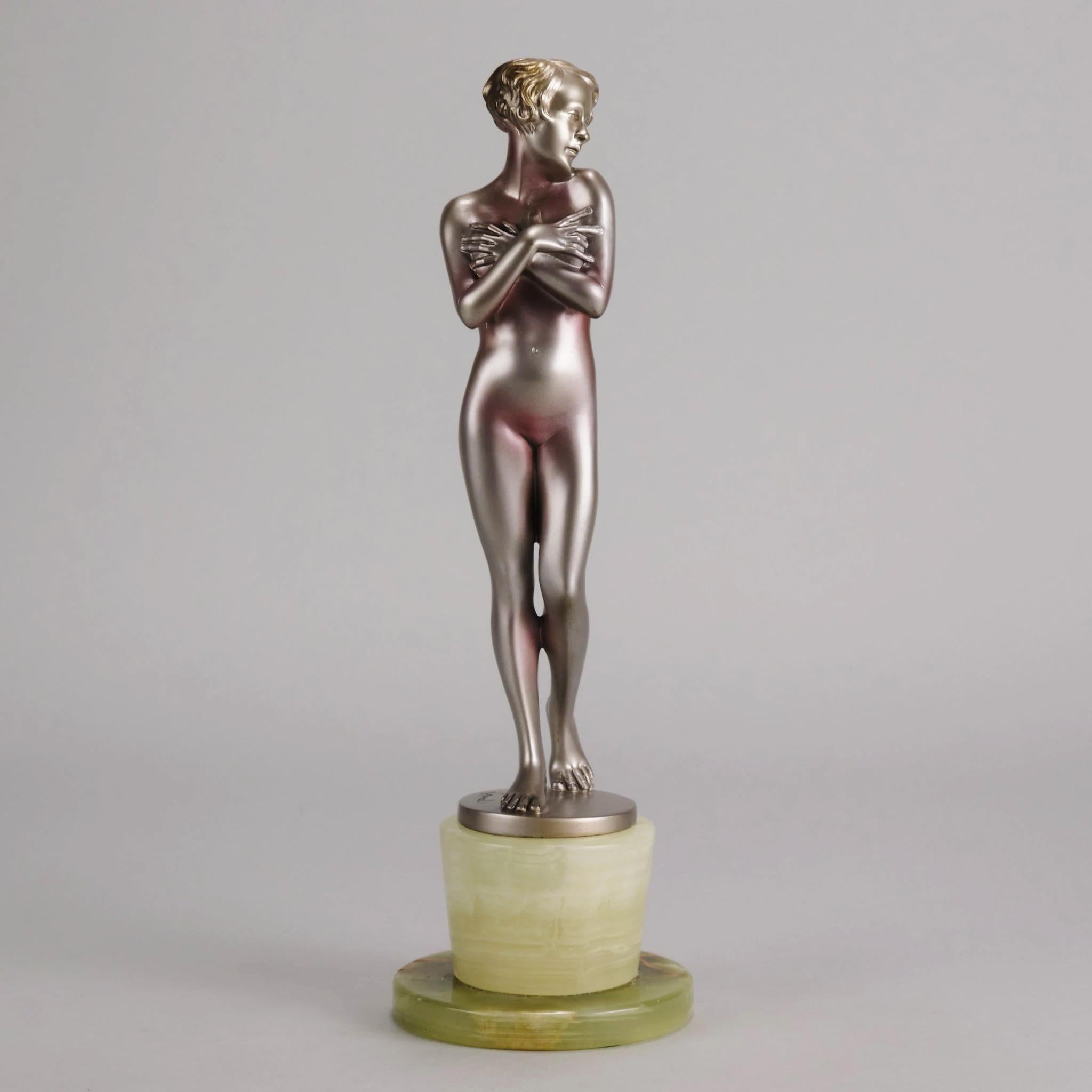 Une excellente figurine Art Déco du début du 20ème siècle en bronze peint à froid d'une beauté nue assise sur des marches en serrant sa jambe. La surface présente de belles couleurs et de fins détails finis à la main. Elle repose sur une base en