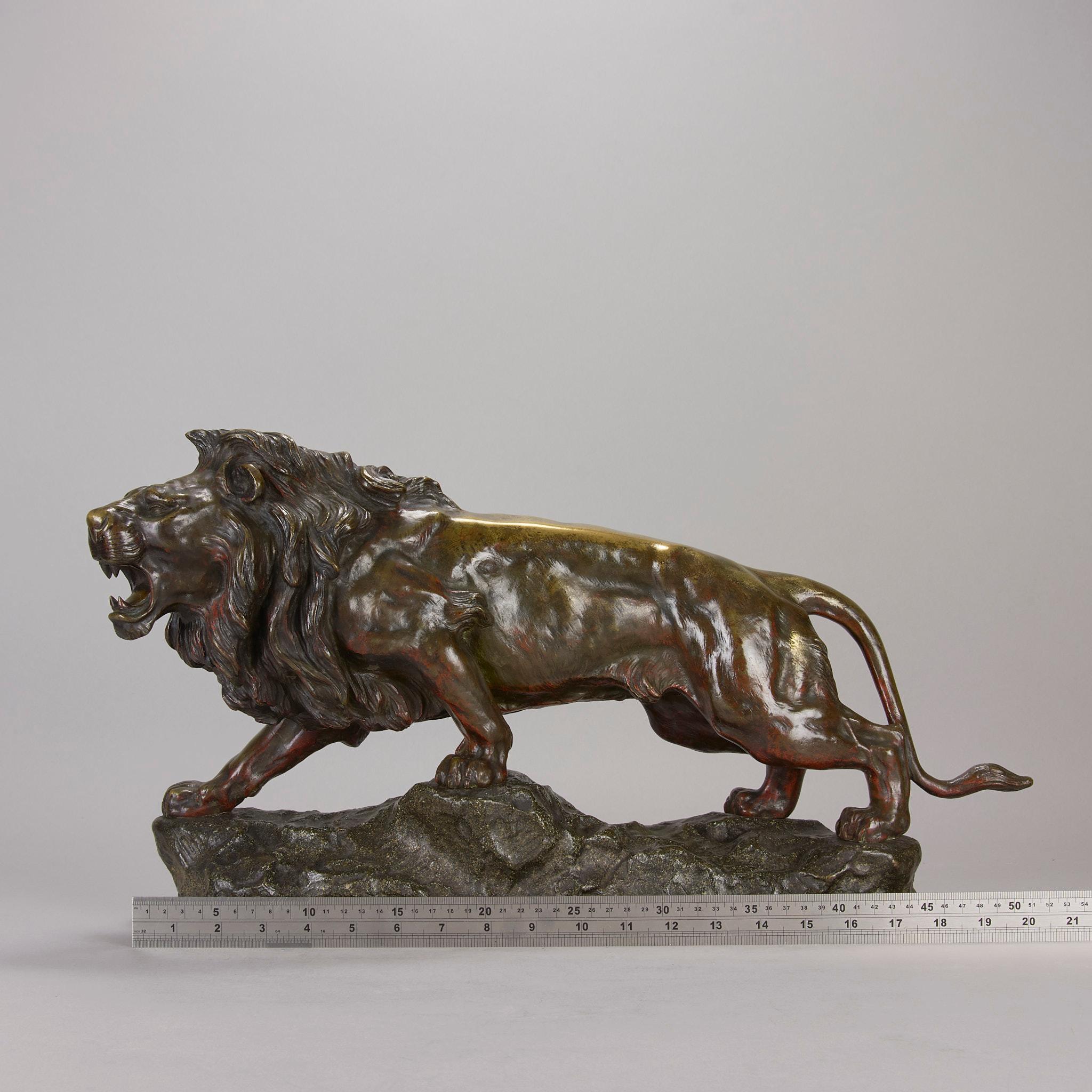 Bronzeskulptur des frühen 20. Jahrhunderts mit dem Titel „Lion qui Marche“ von J Descomps im Angebot 3