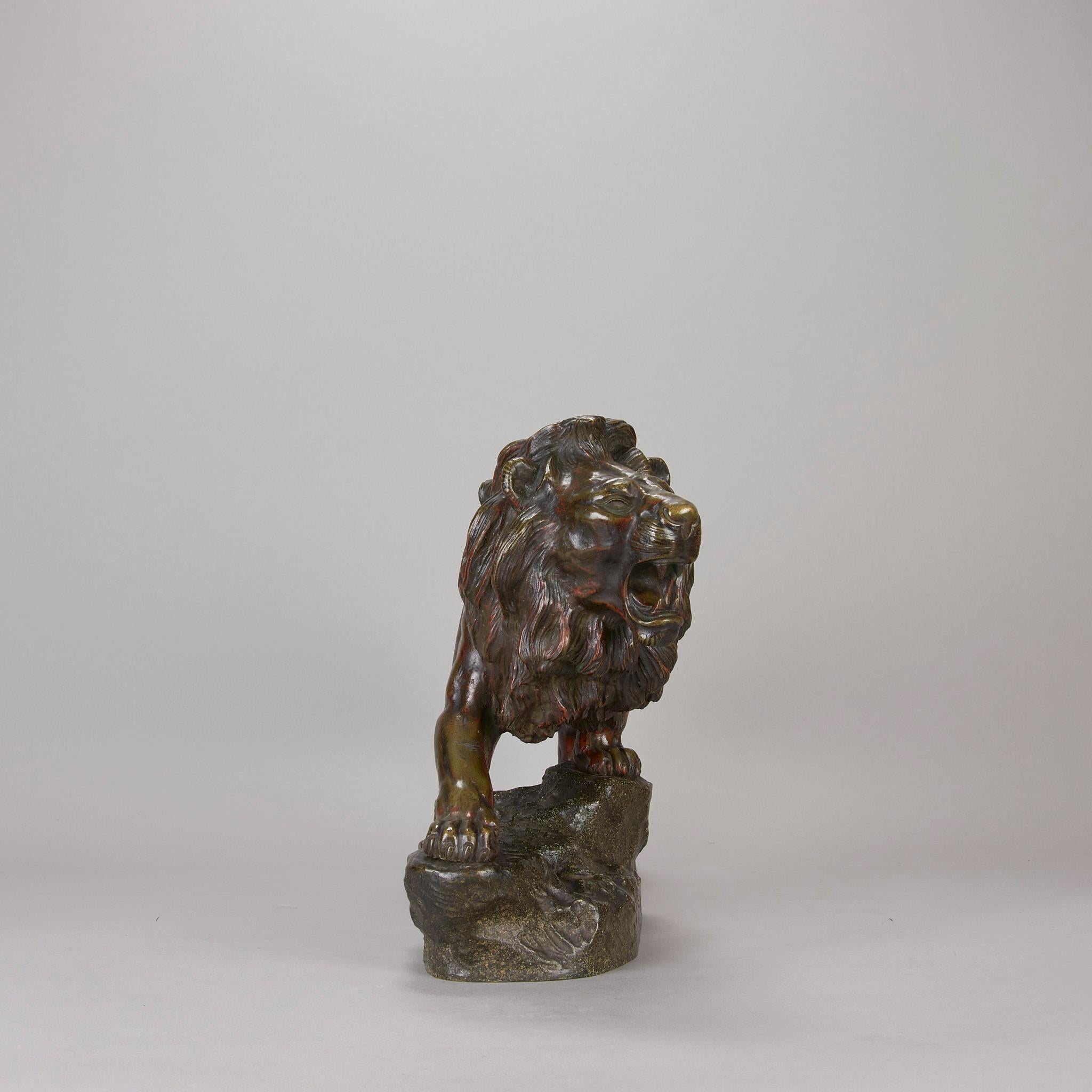 Bronzeskulptur des frühen 20. Jahrhunderts mit dem Titel „Lion qui Marche“ von J Descomps (Französisch) im Angebot