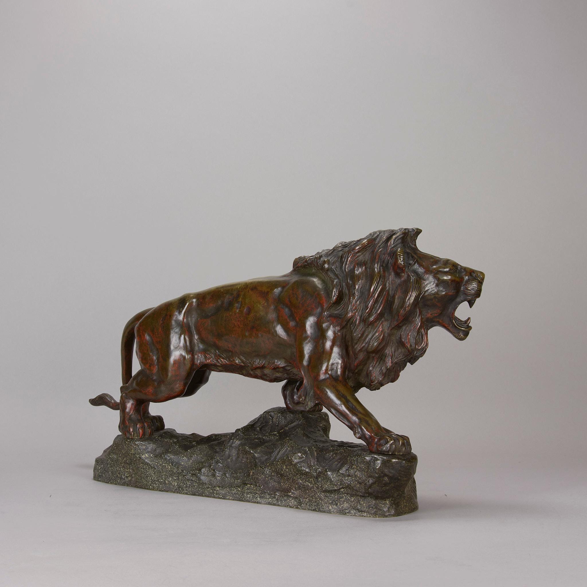 Français Sculpture en bronze du début du XXe siècle intitulée « Lion qui Marche » par J Descomps en vente