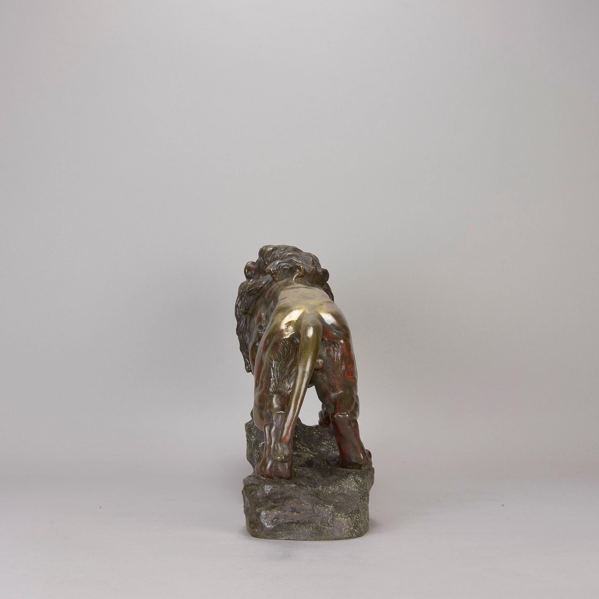 Bronzeskulptur des frühen 20. Jahrhunderts mit dem Titel „Lion qui Marche“ von J Descomps im Angebot 1