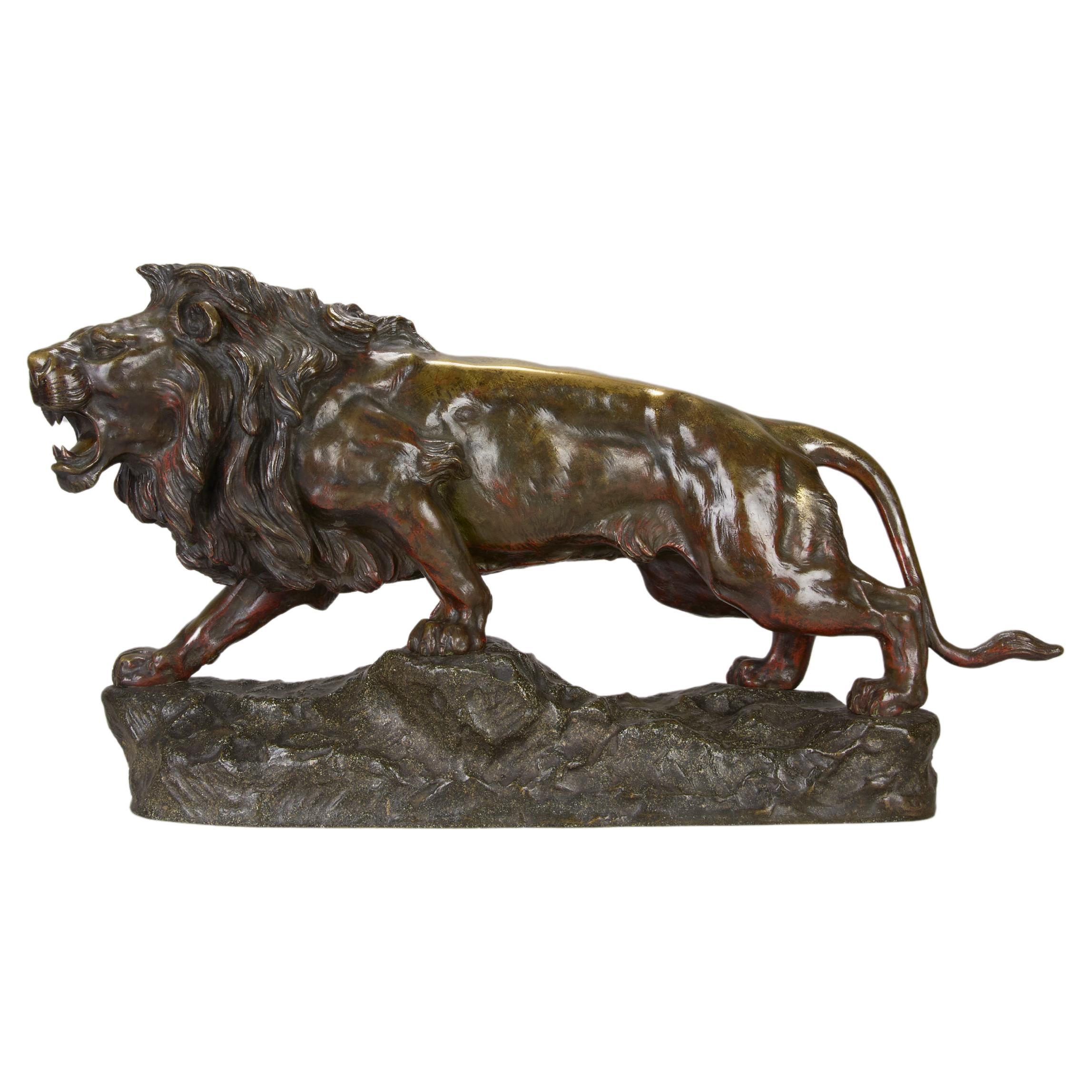 Bronzeskulptur des frühen 20. Jahrhunderts mit dem Titel „Lion qui Marche“ von J Descomps