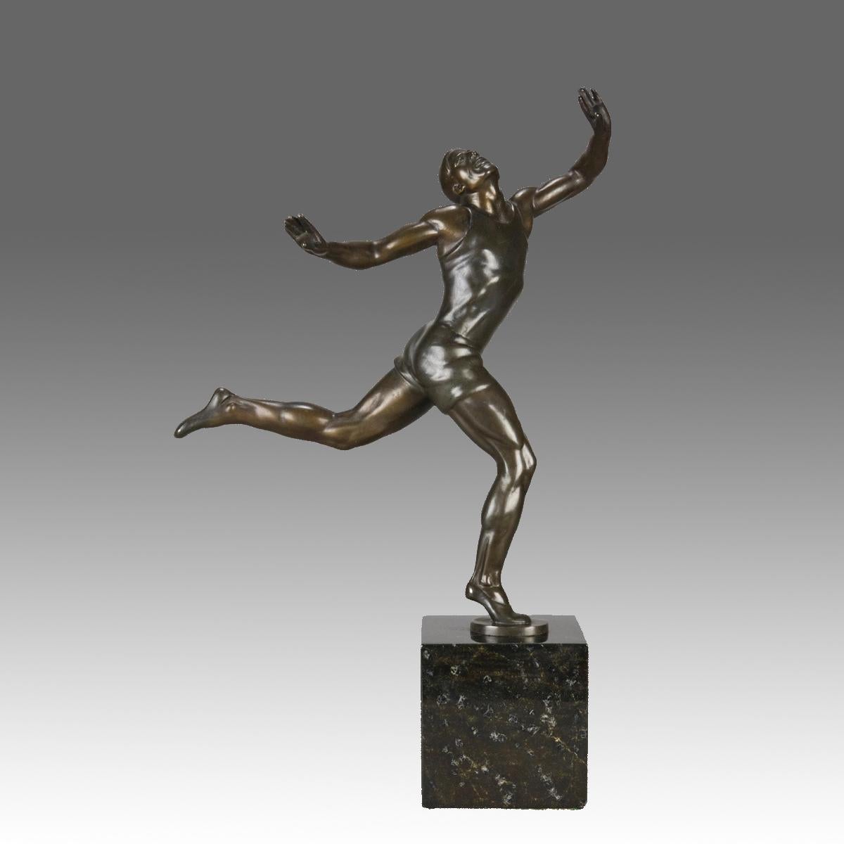 Eine sehr schöne Bronzestudie aus dem frühen 20. Jahrhundert, die einen muskulösen olympischen Athleten zeigt, der im Begriff ist, die Ziellinie zu überqueren. Die Bronze mit exzellenter, satter brauner Patina und sehr feinen, handgearbeiteten