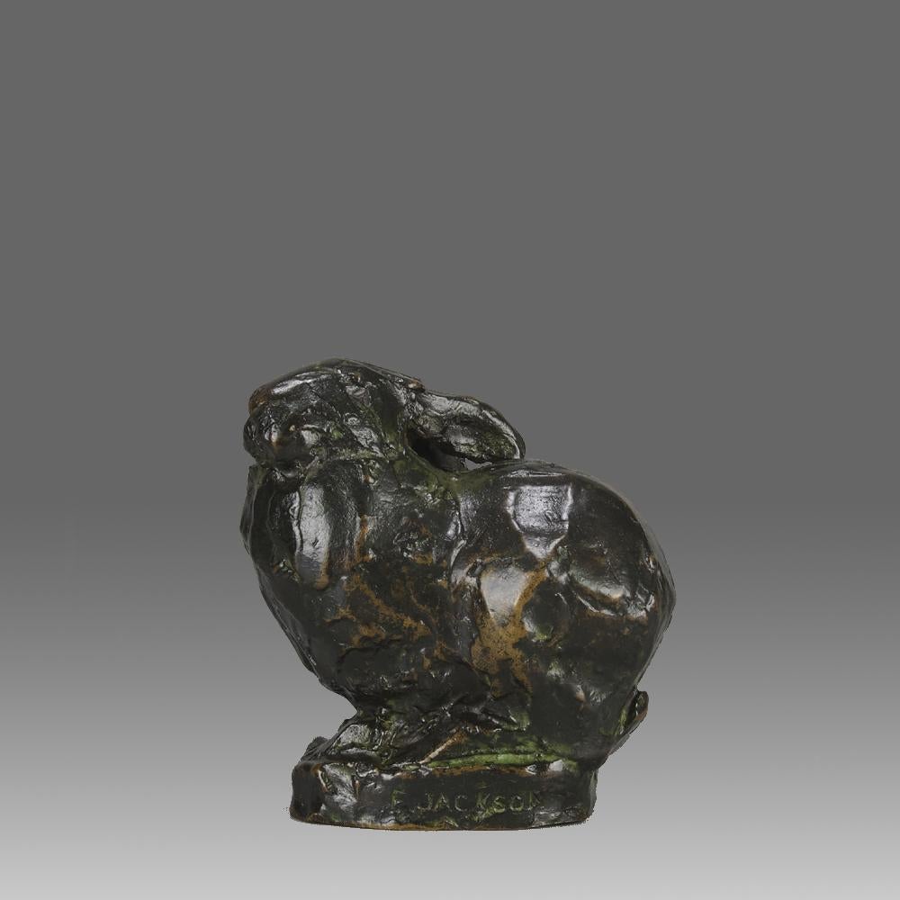 Excellente étude en bronze du début du 20e siècle représentant un lapin assis stylisé. La couleur est très fine, légèrement frottée pour obtenir une teinte dorée, et les détails de la surface sont bien finis à la main. Posé sur un socle