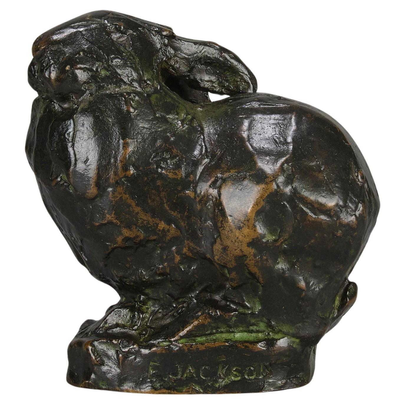 Sculpture en bronze du début du 20e siècle intitulée "Lapin assis"  par Ernest Jackson